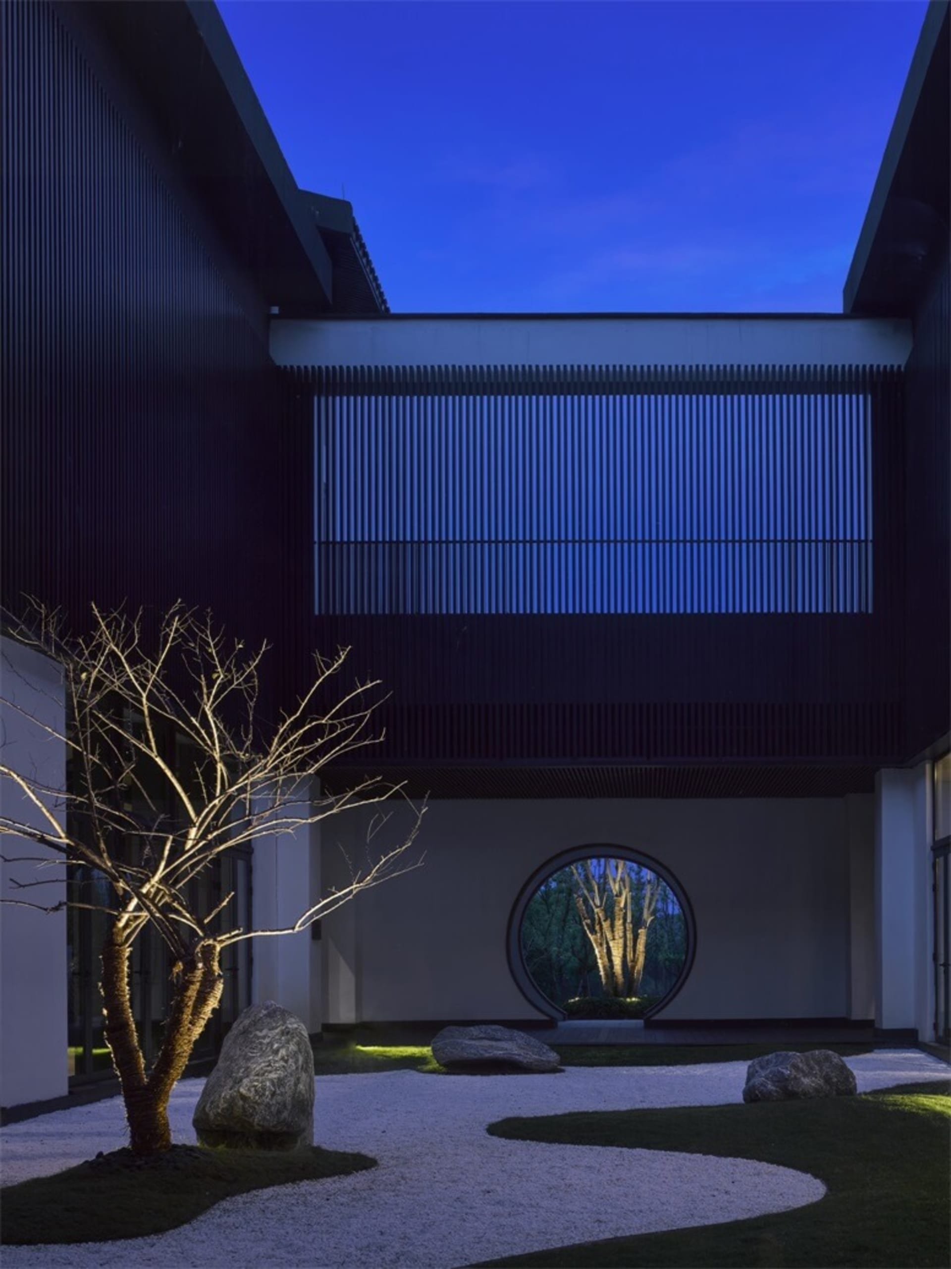 現代住宅空間,採用黑木元素與圓形窗戶。