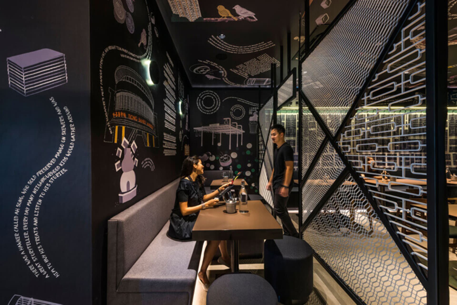 現代餐廳室內設計,擁有黑色牆面與粉筆牆