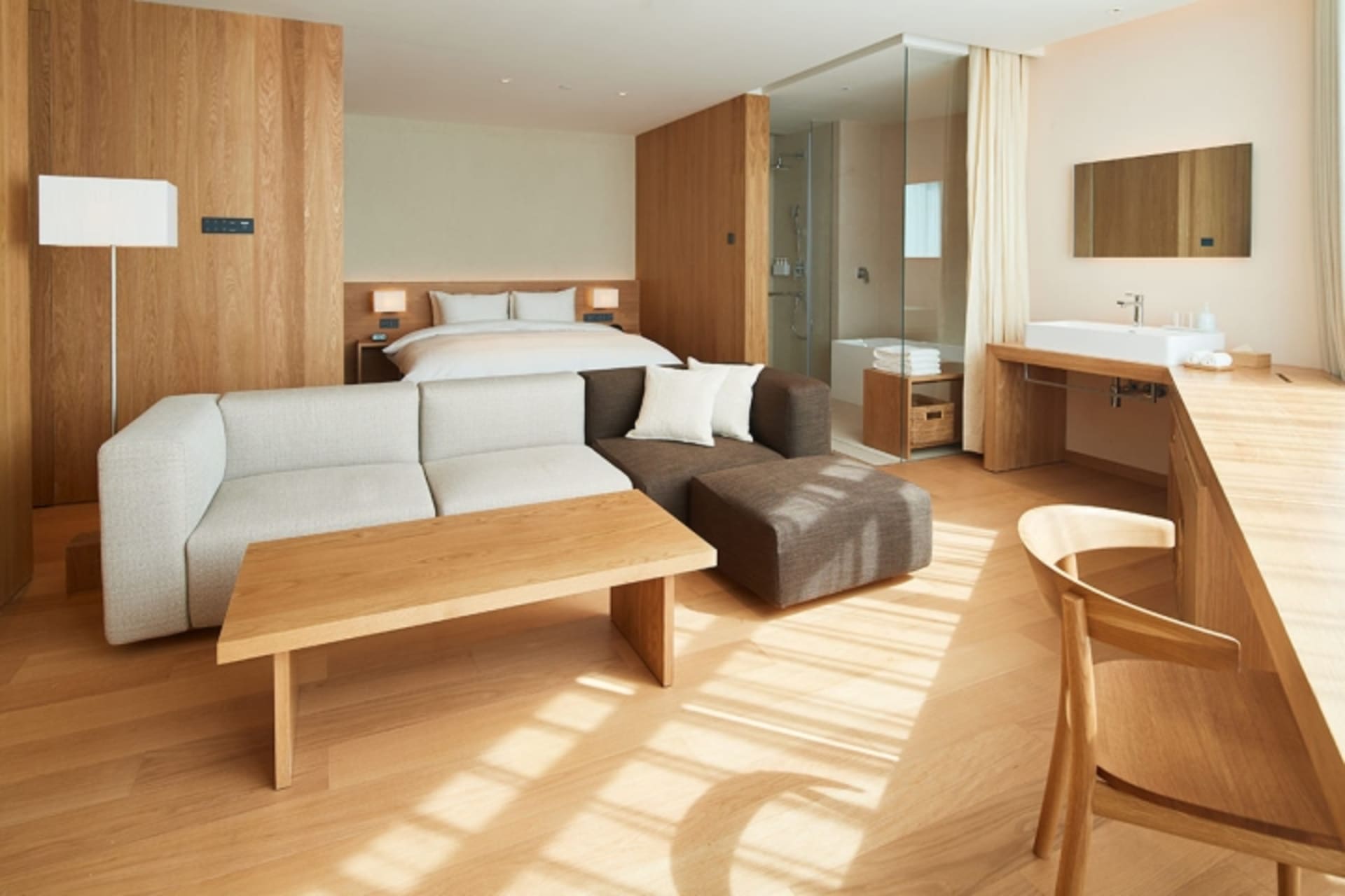 現代簡約住宅室內,搭配木質地板、白色牆面與簡約家具。