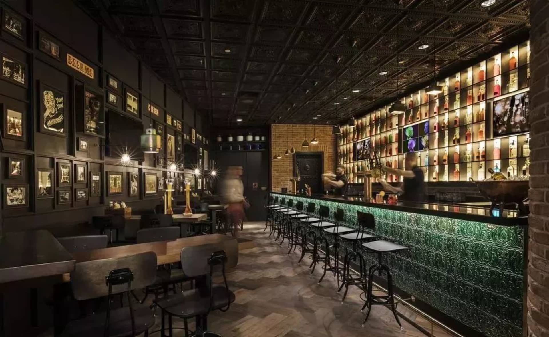 工業風餐廳或酒吧室內,擁有裸露磚牆、木質地板與金屬裝飾。