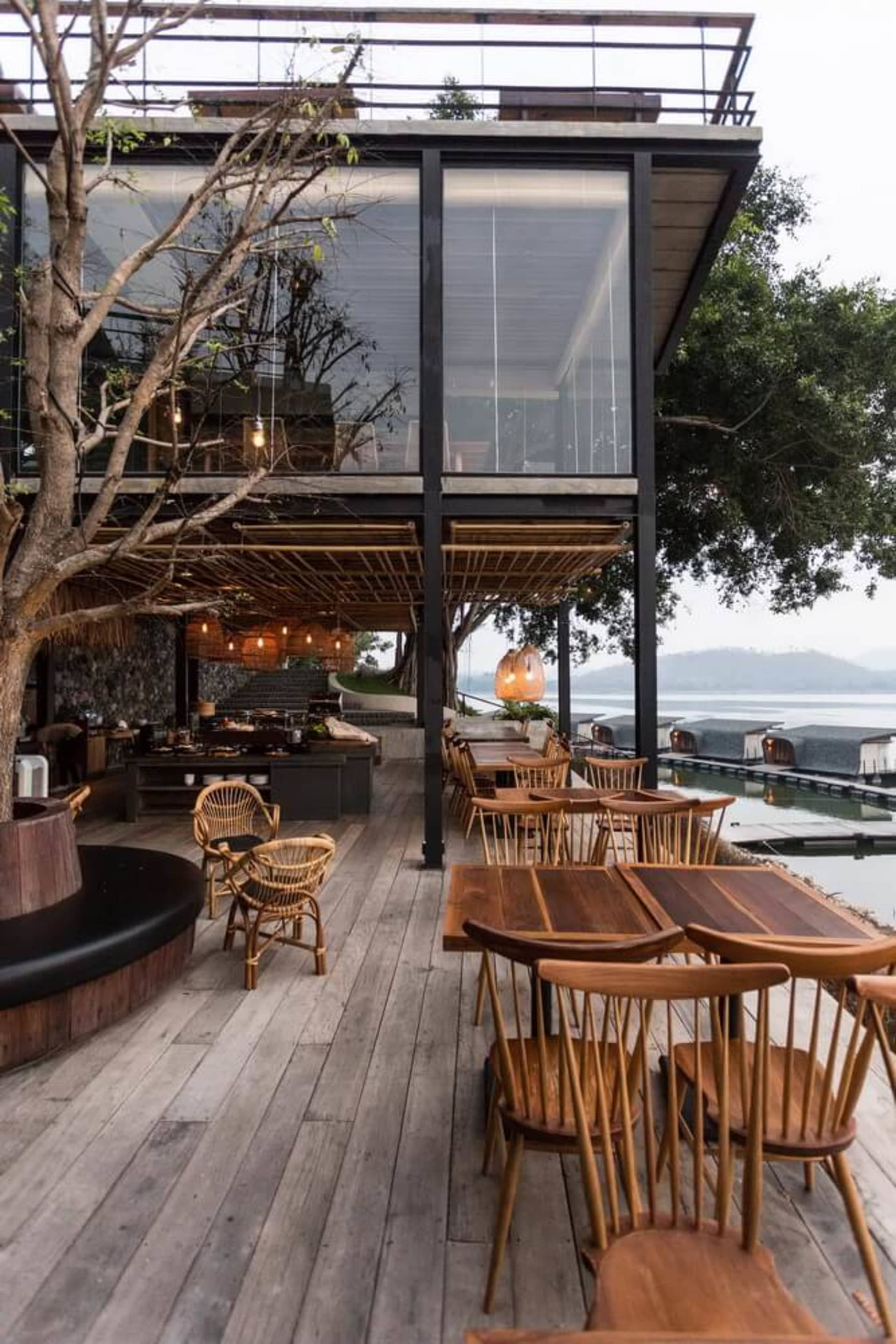 戶外餐廳露台呈現現代建築風格，採用木質與竹材，並享有湖景。