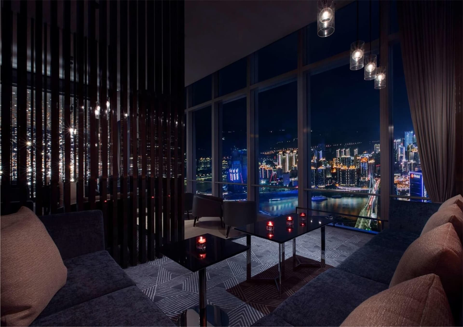 豪華酒店套房享有城市景觀，配備現代家具與大型落地窗。