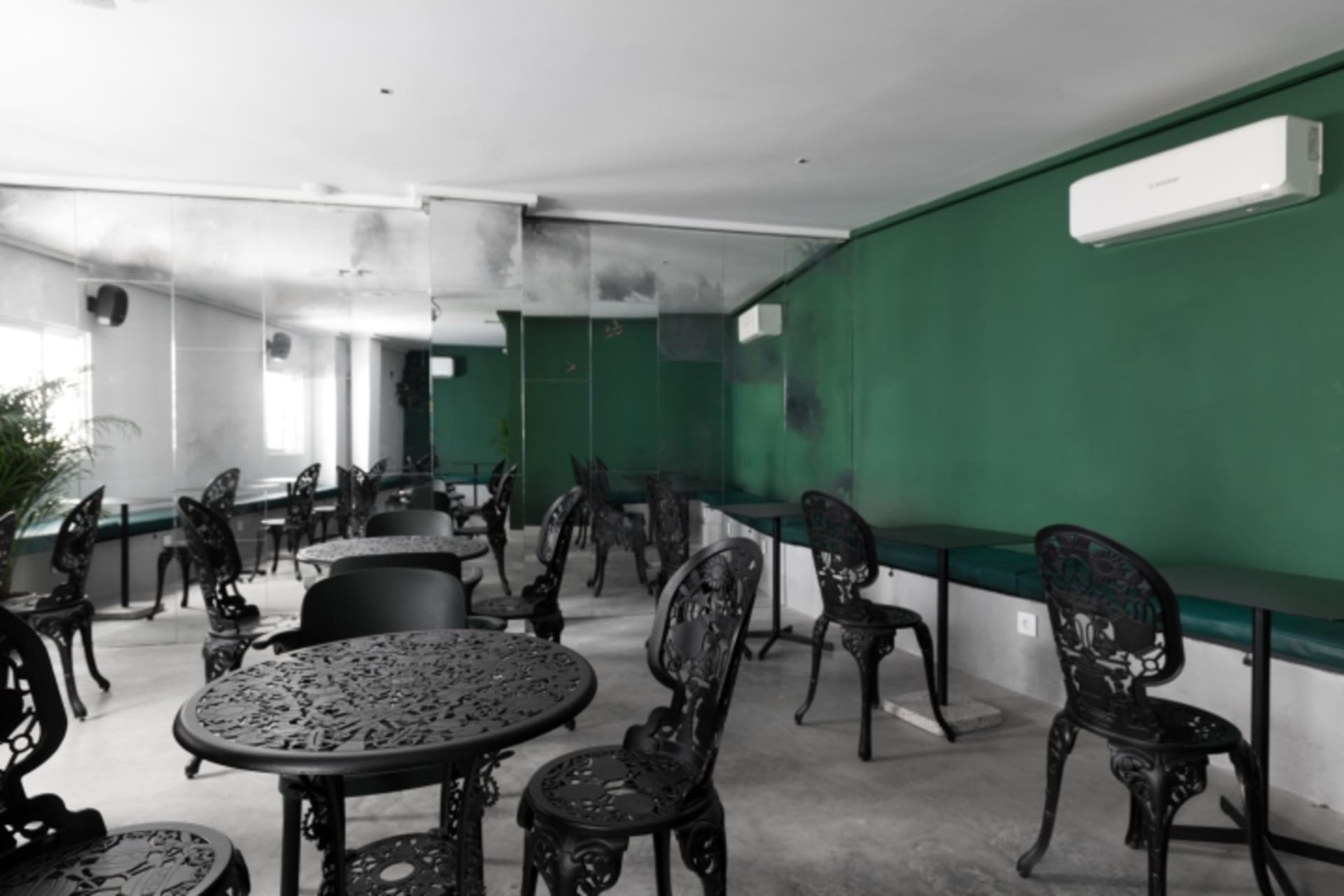 工業風咖啡廳室內，展示金屬桌椅擺設。