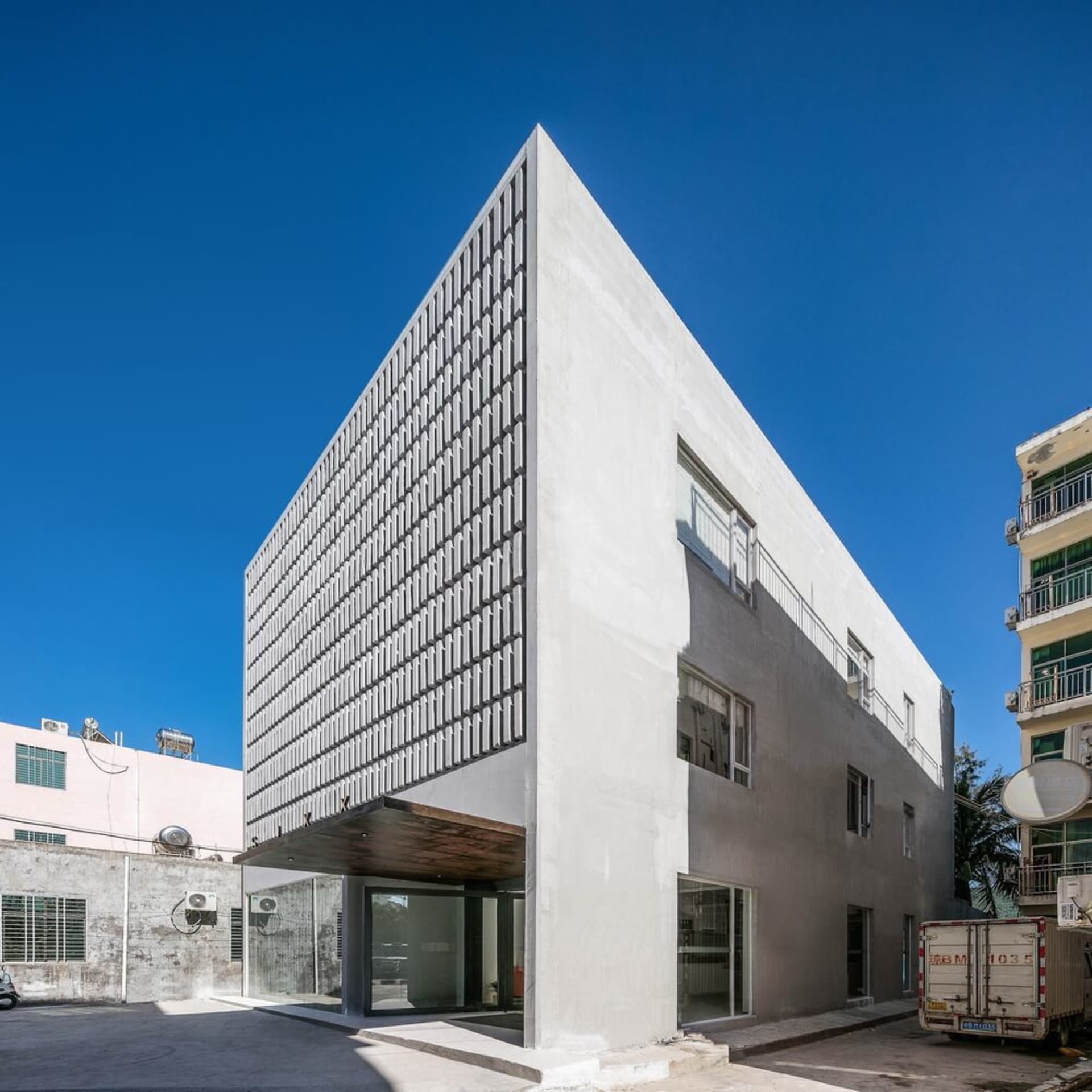 現代建築採用混凝土外牆，搭配格狀窗戶設計。