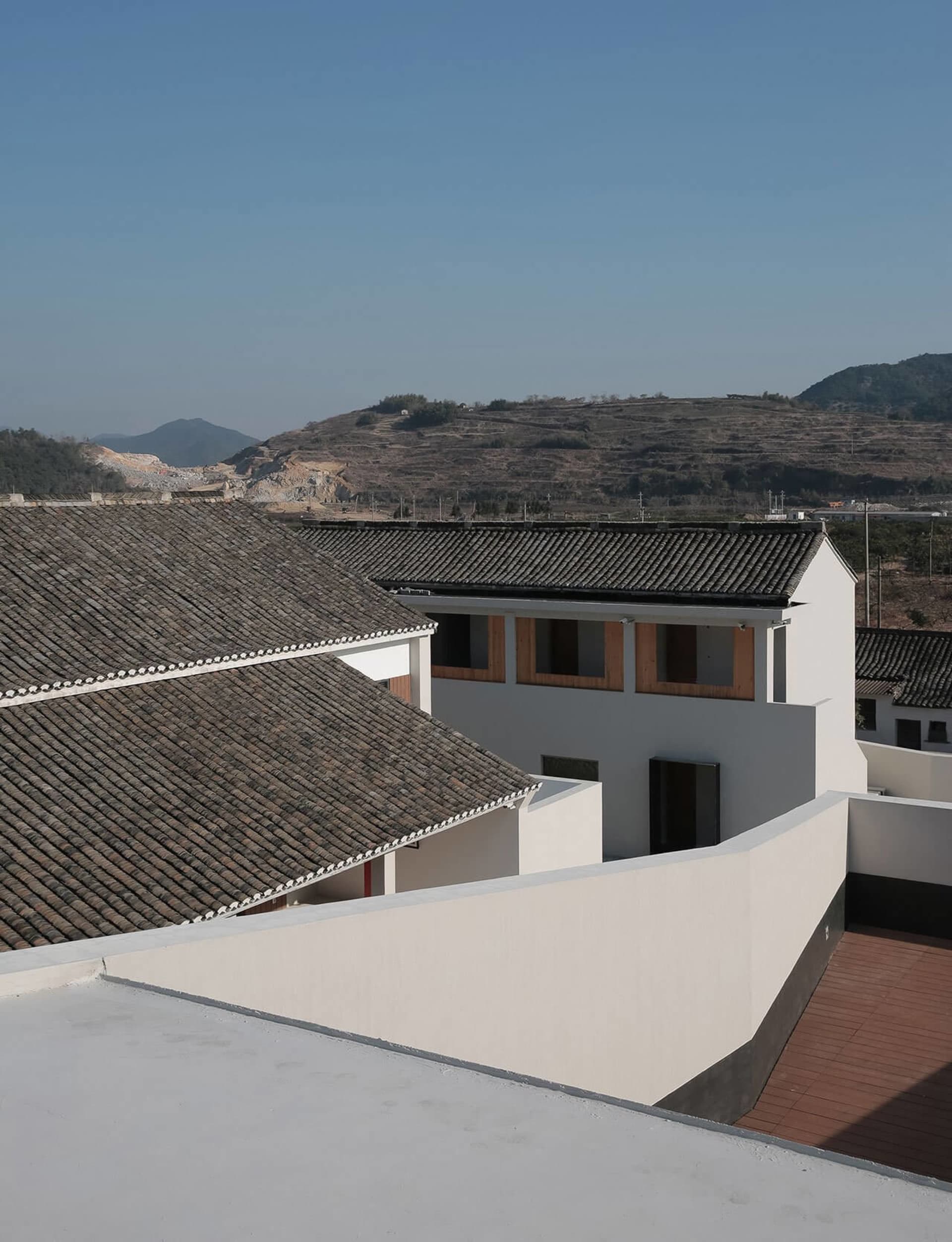 現代住宅建築，搭配白瓦屋頂與白牆。