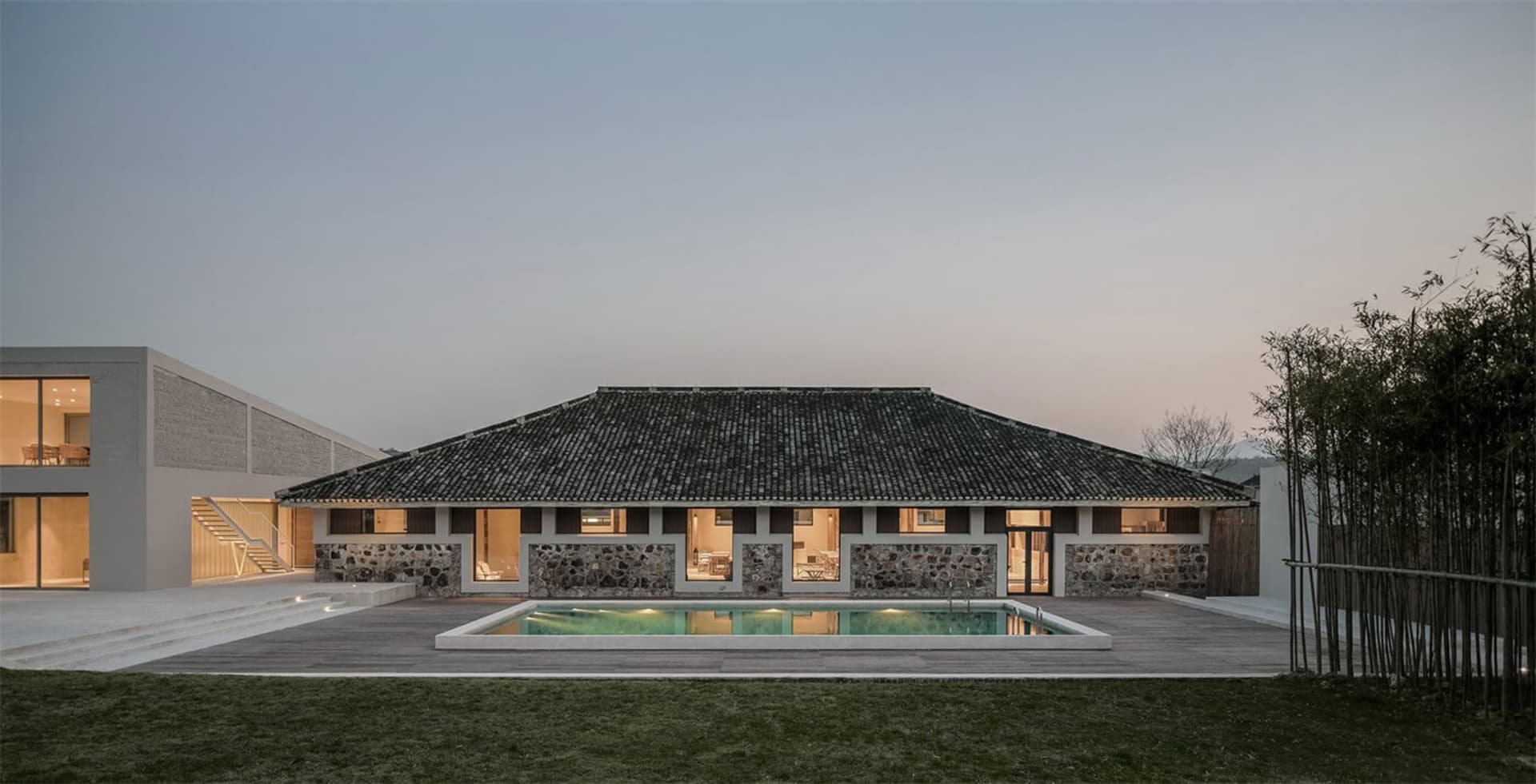 現代住宅建築,搭配石材牆面、木質點綴與混凝土地板。