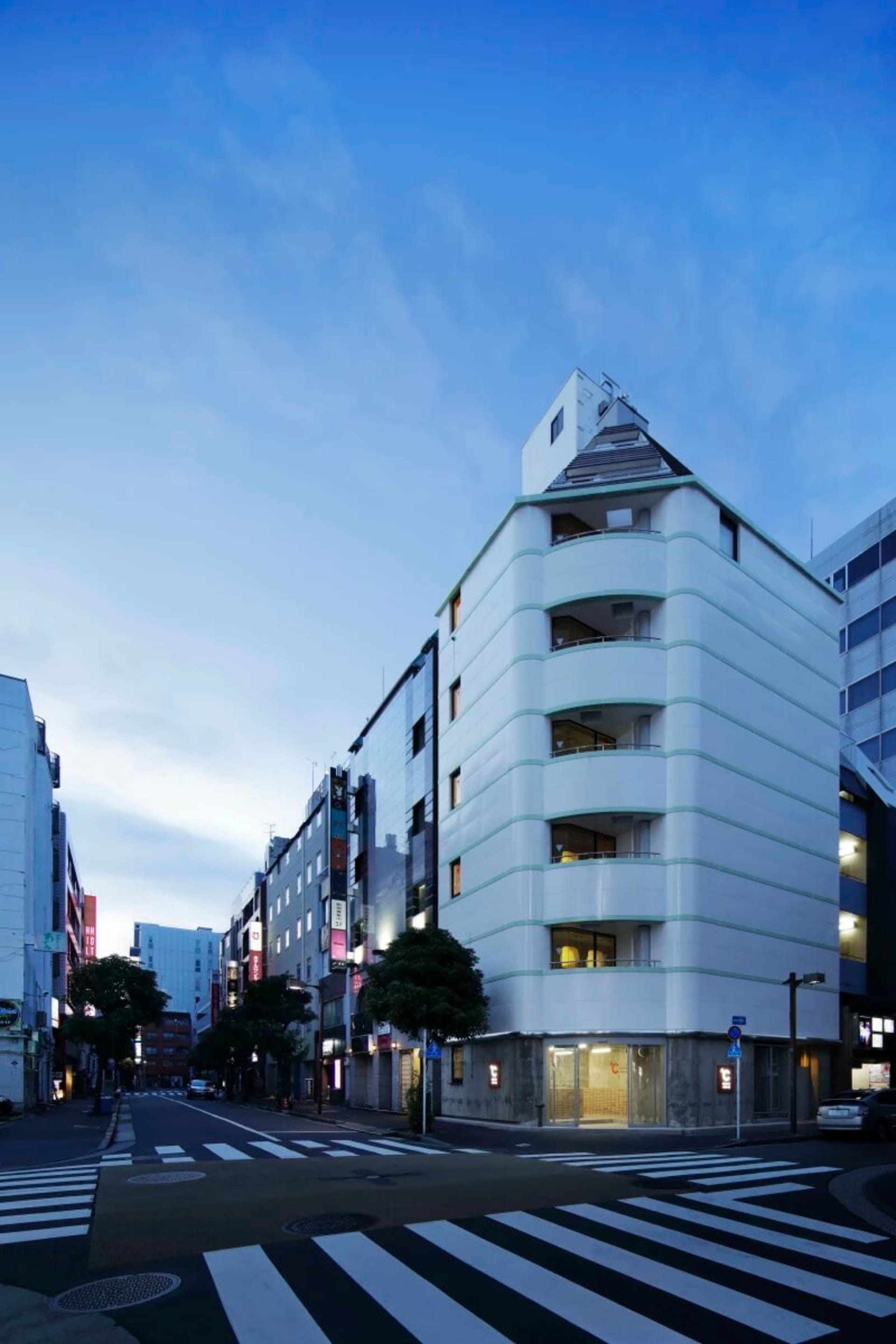 一座具有現代建築設計的白色混凝土建築。