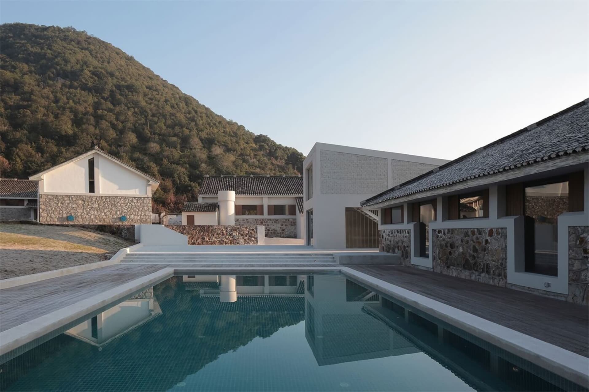 現代住宅建築,採用混凝土、木材與石材。
