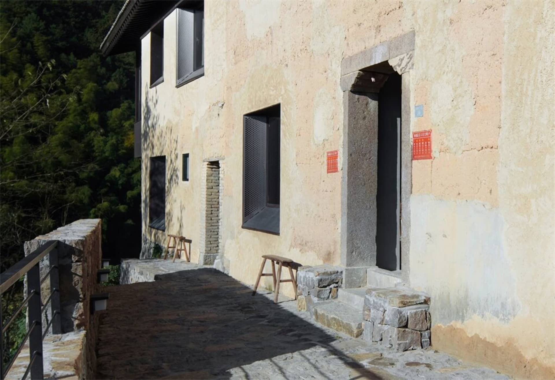 鄉村風建築外牆,採用混凝土與石材材質。