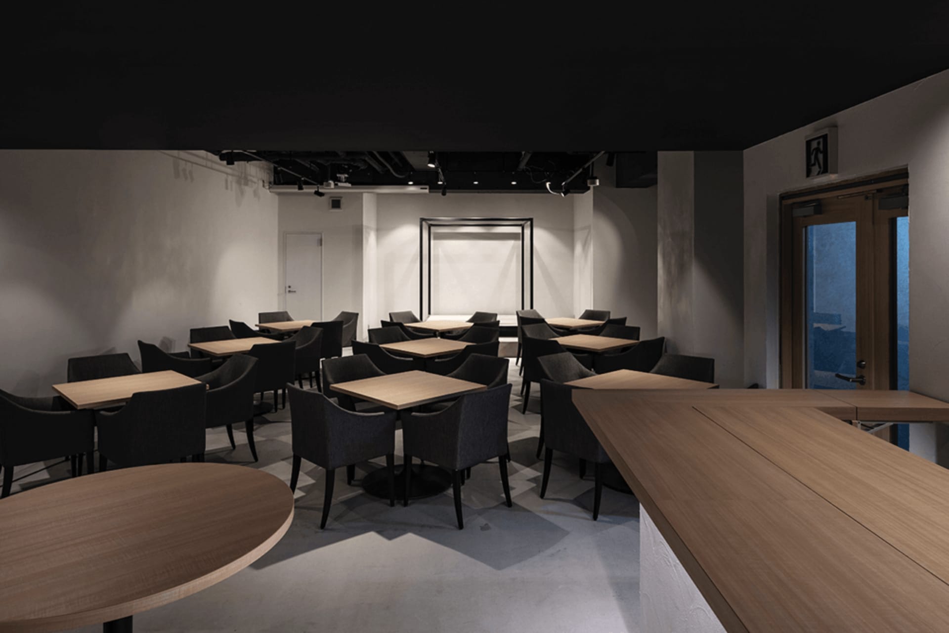 溫馨餐廳內部,木製餐桌搭配黑色椅