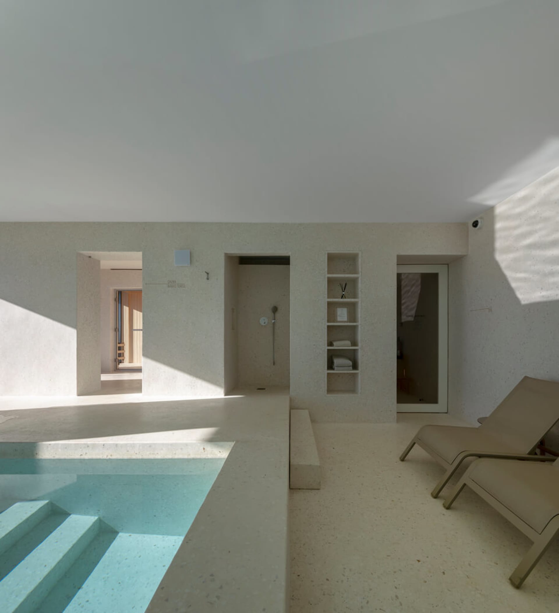 現代極簡泳池套房,採用混凝土與水磨石材質。