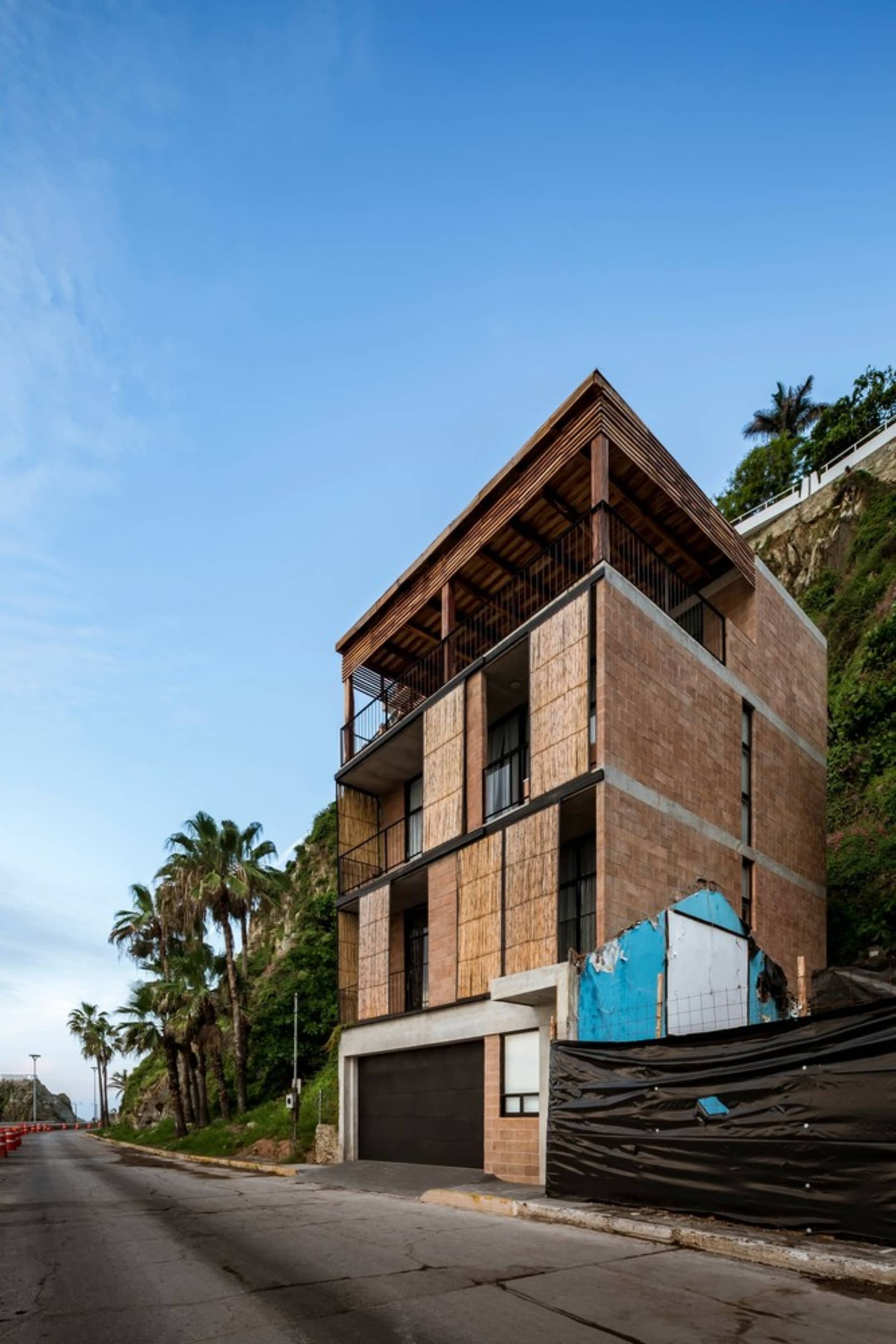 現代住宅建築，採用木質、混凝土與玻璃材質。
