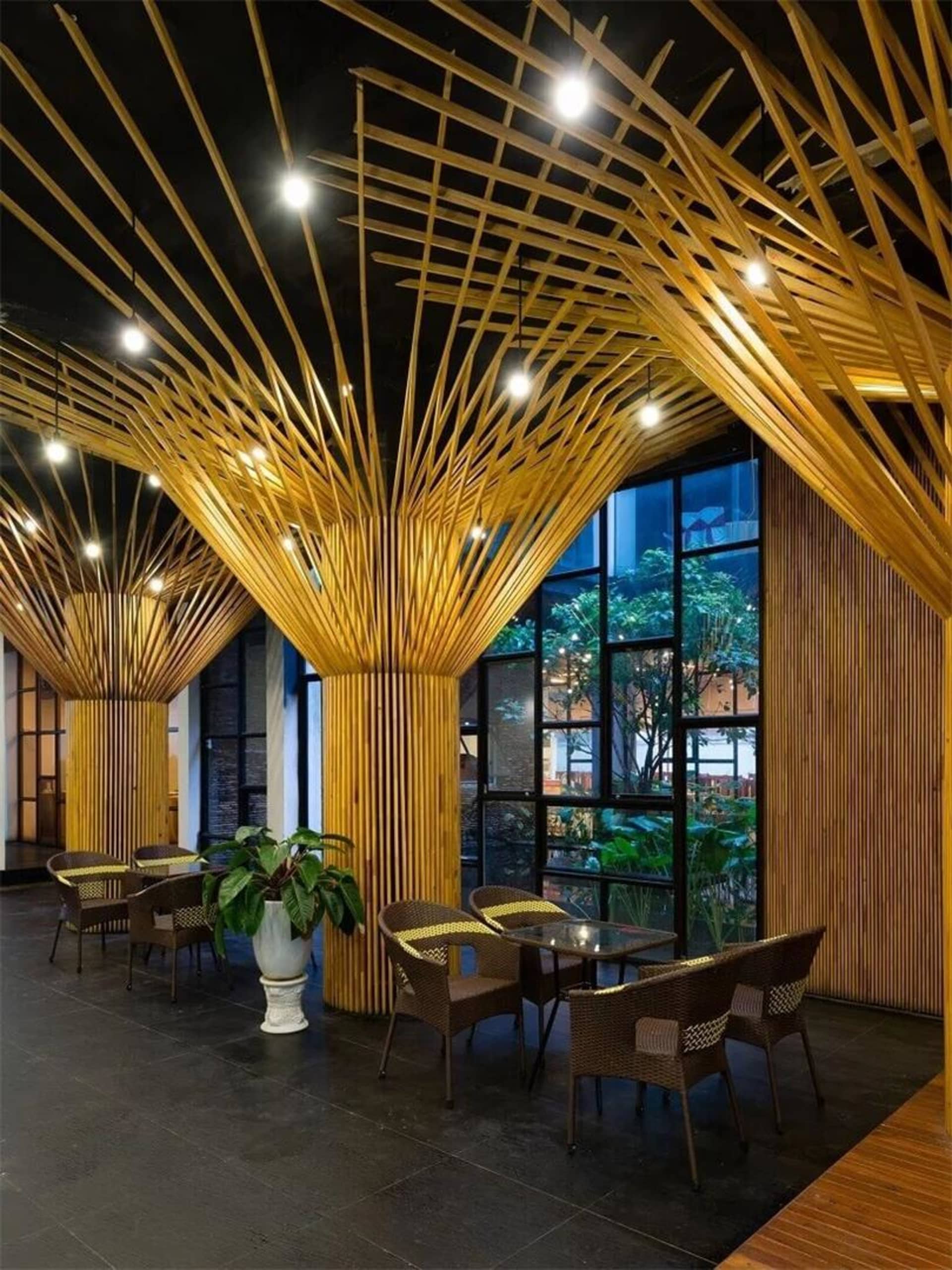 現代咖啡廳室內空間，擁有木質天花板與地板，配有舒適座椅與大面窗戶。