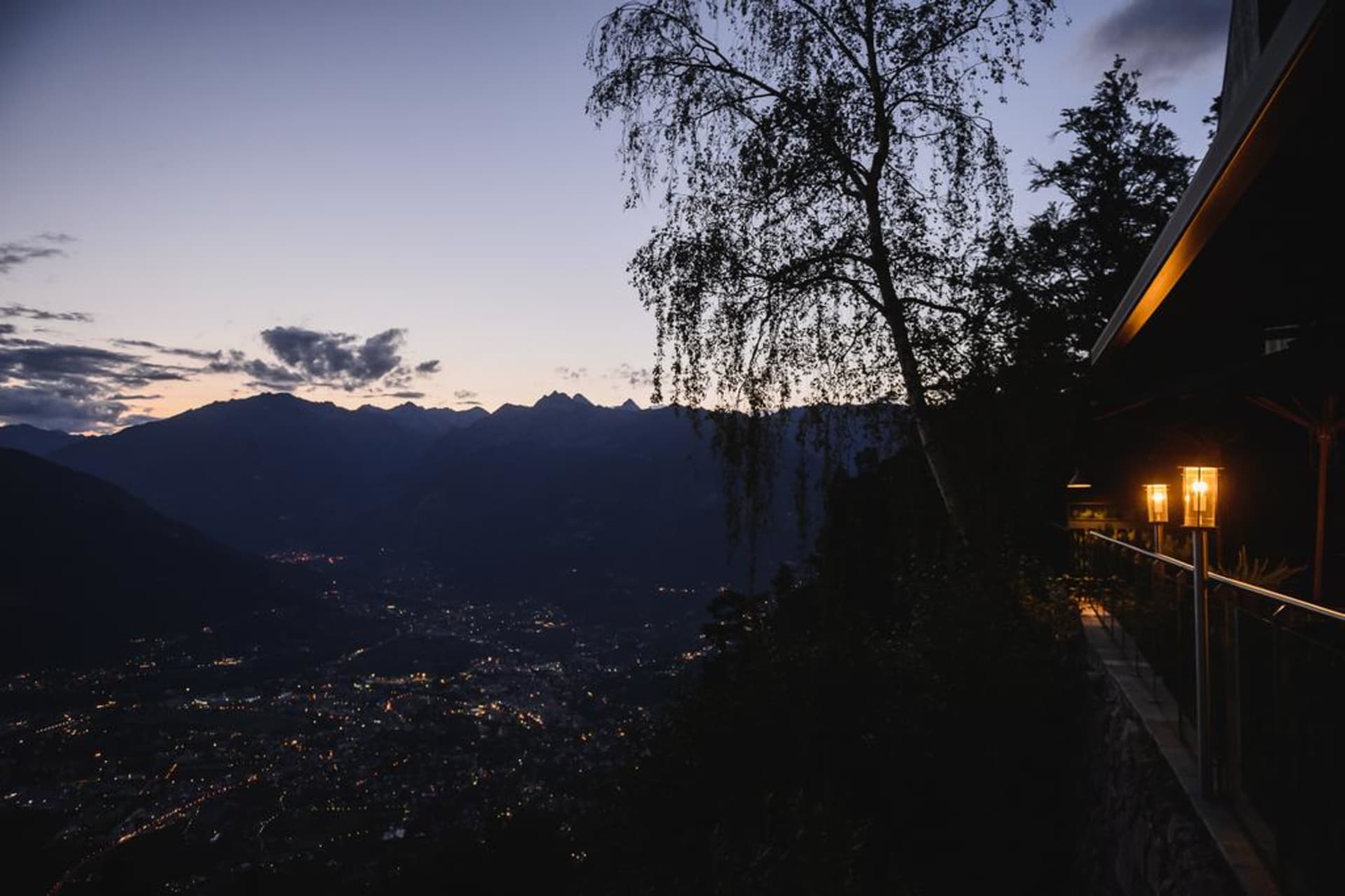 夜景景觀，呈現山巒剪影與城市燈光。