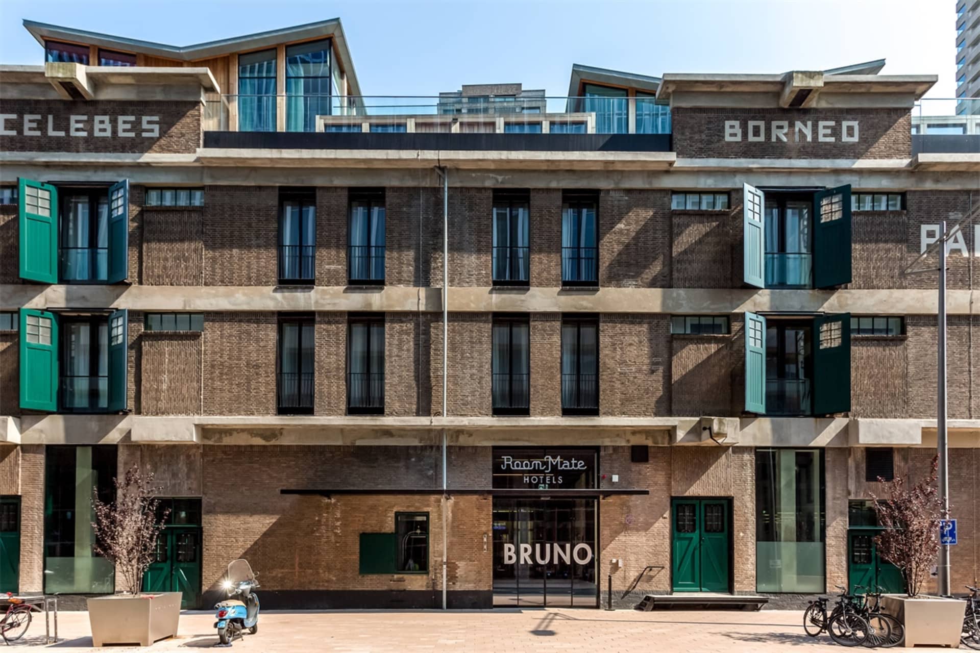 Bruno RoomMate Hotel 採用現代設計，搭配磚牆與混凝土外觀材質。