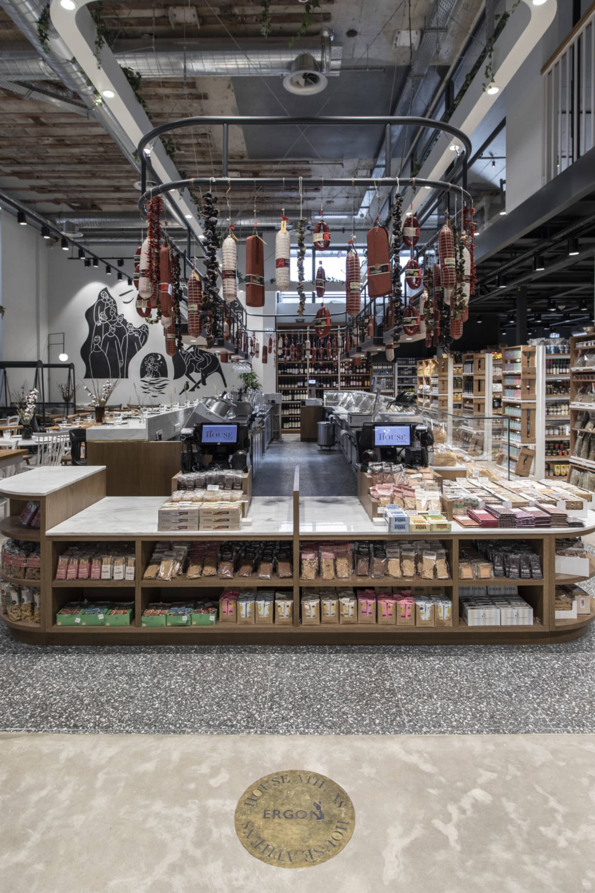 現代零售食品市場採用俐落極簡設計，木質櫃檯上陳列各式食品與 h