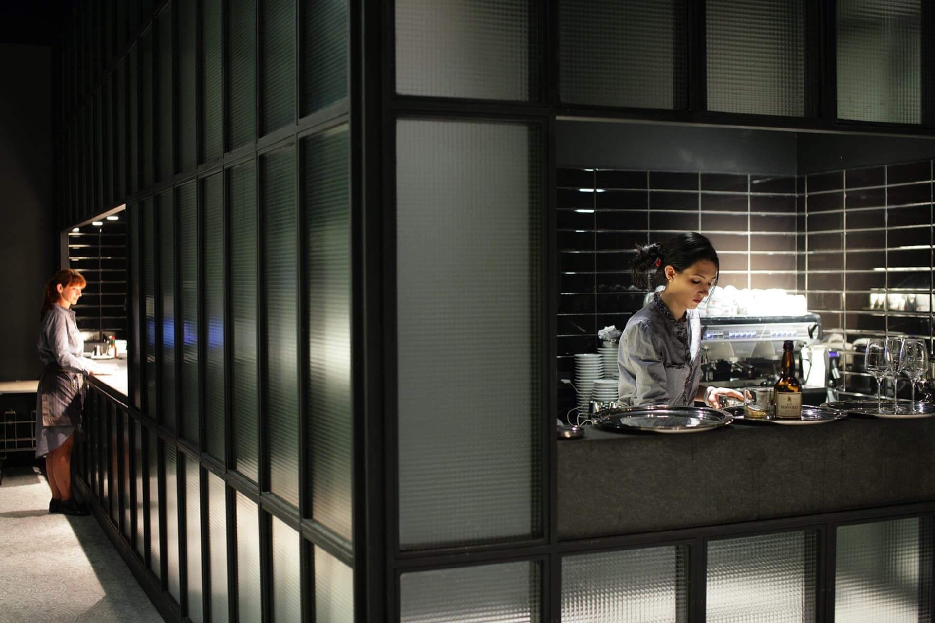現代餐廳室內採用玻璃牆面與石材表面。