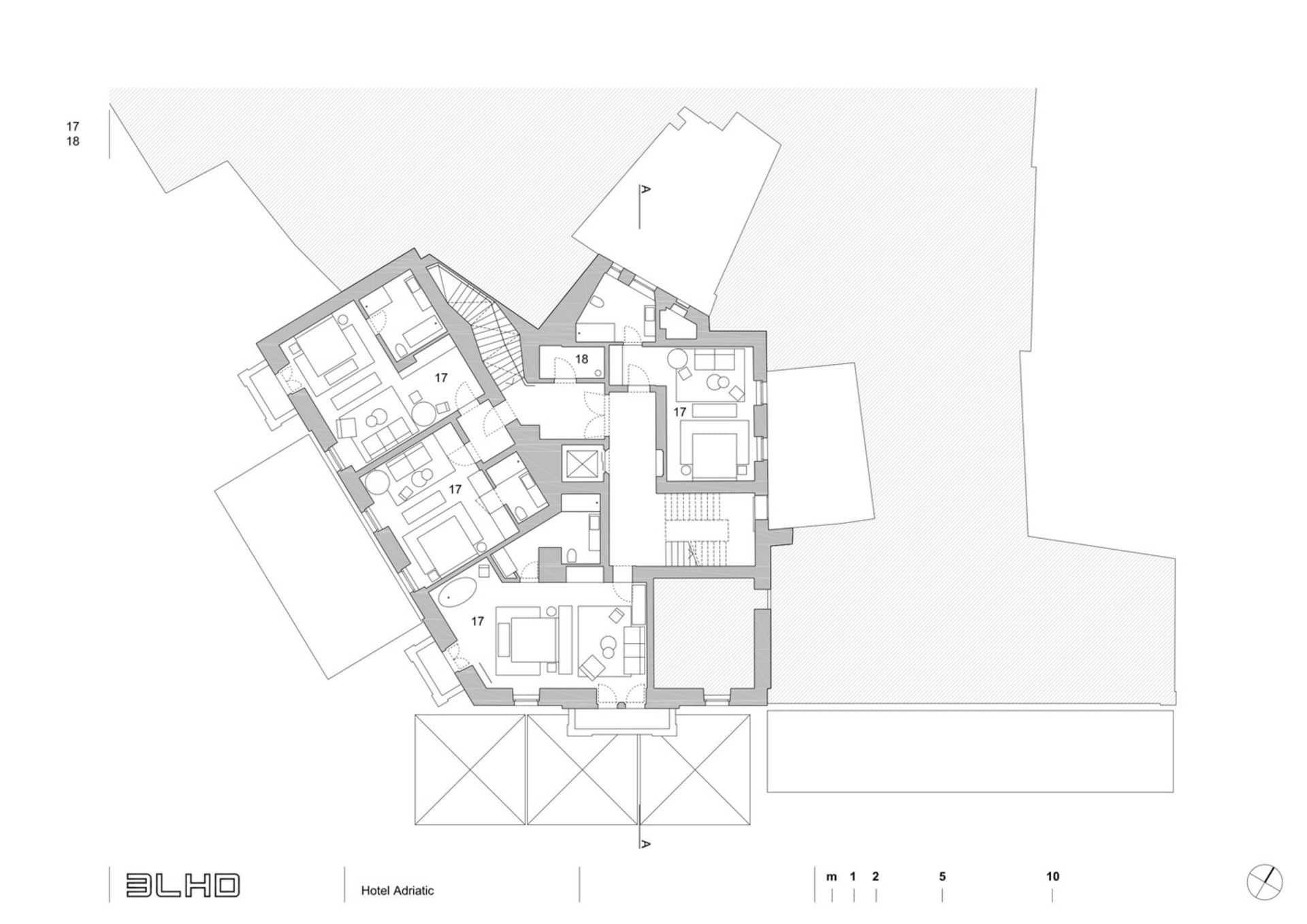 飯店詳細建築平面圖，展示各樓層與房間的配置。