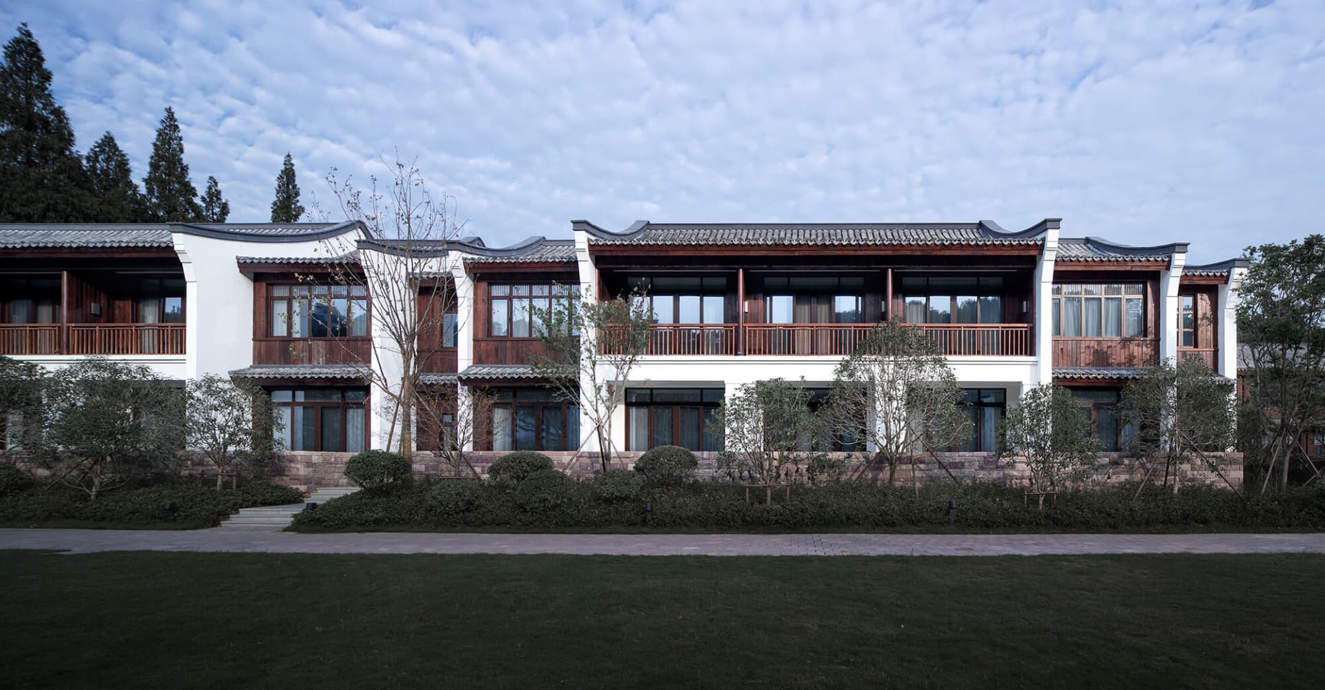 現代住宅建築,白色牆面、混凝土地板與屋瓦。