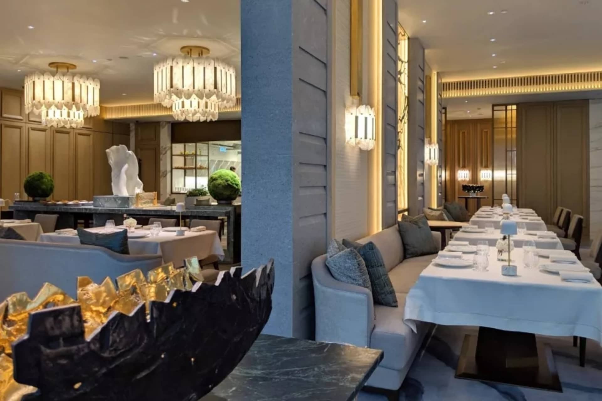 現代餐廳室內空間,搭配大理石元素與優雅燈光。