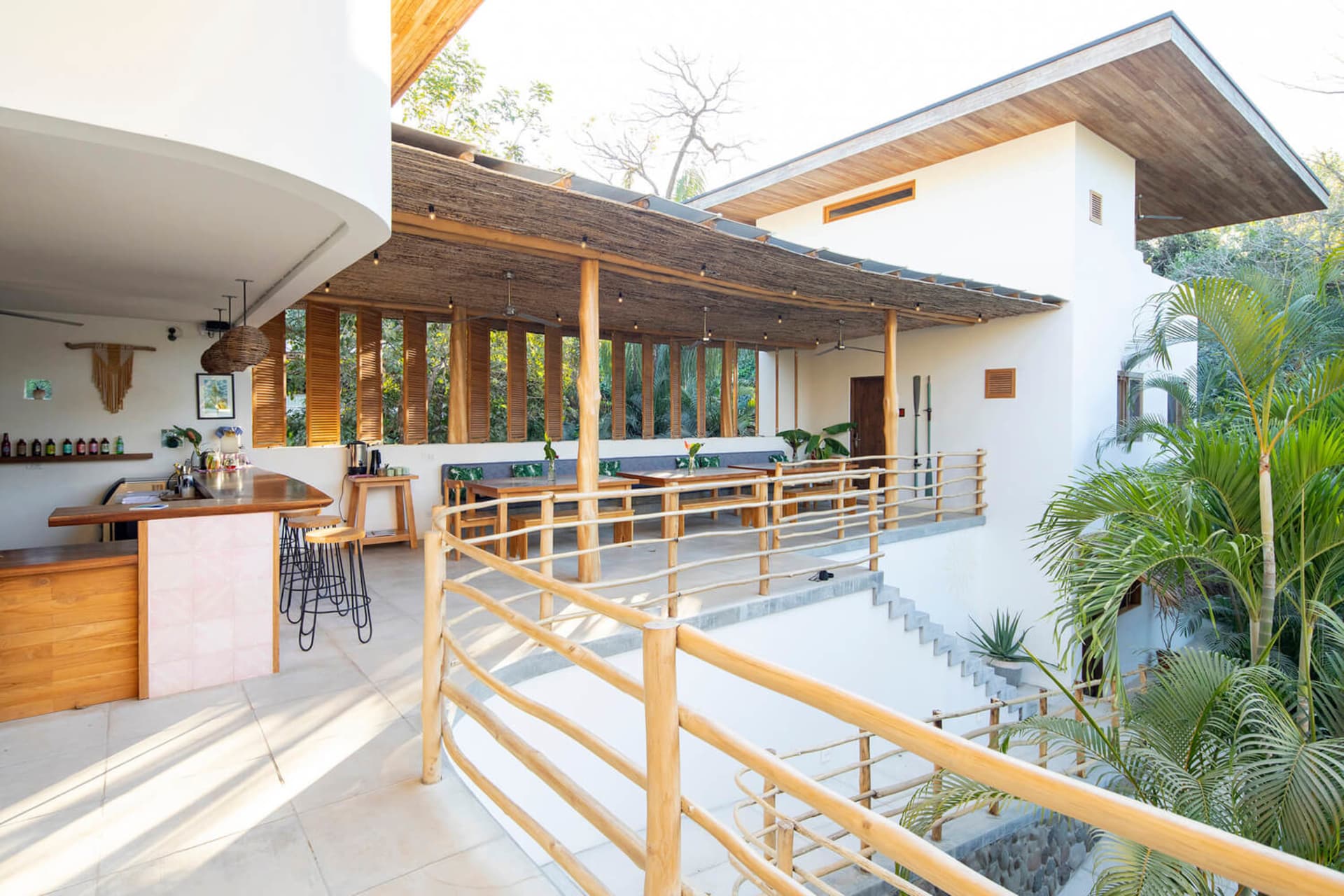 戶外餐廳庭院，展現木質與混凝土元素。