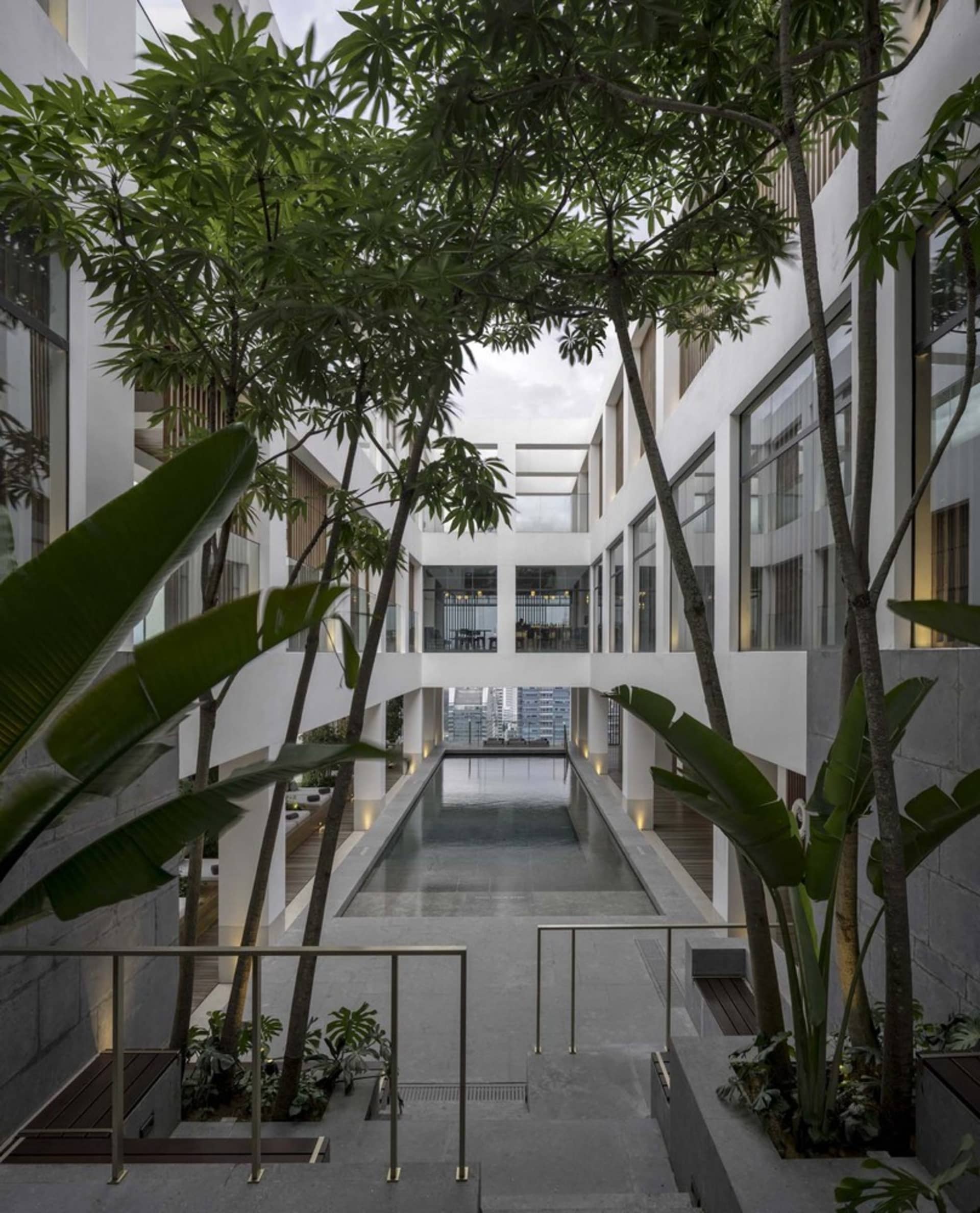 一個現代住宅空間，採用混凝土與玻璃材質。