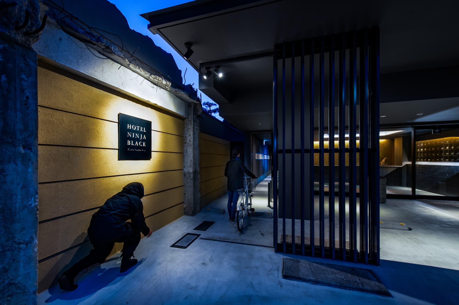 極簡酒店室內以混凝土為主題，搭配單車騎士與忍者黑酒店的招牌