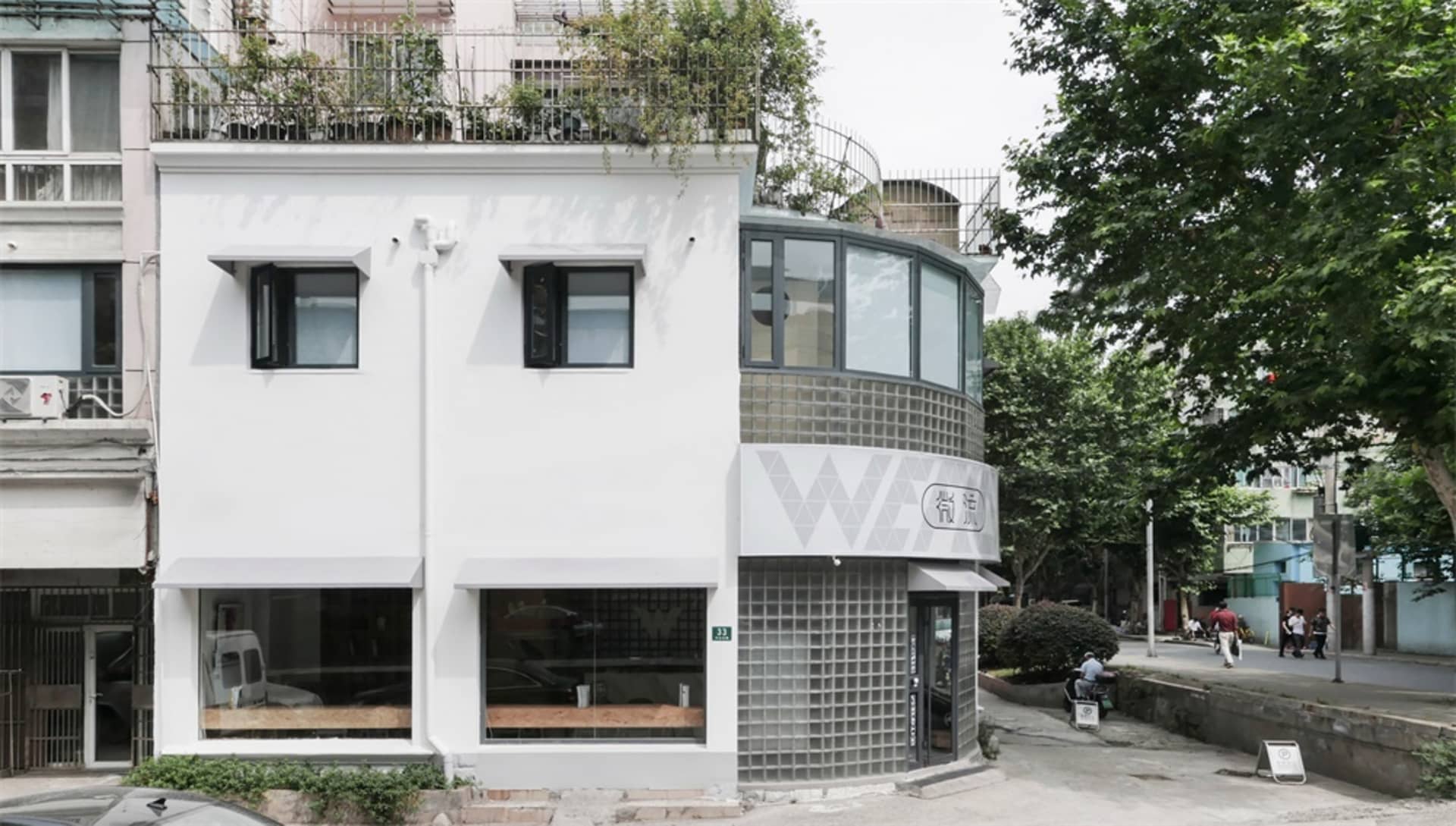 現代商業建築，擁有大型玻璃窗與混凝土外牆。