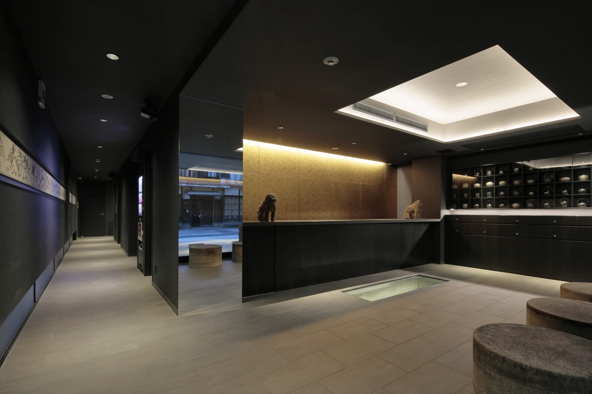 現代酒店接待區採用黑色室內設計與燈光特色。