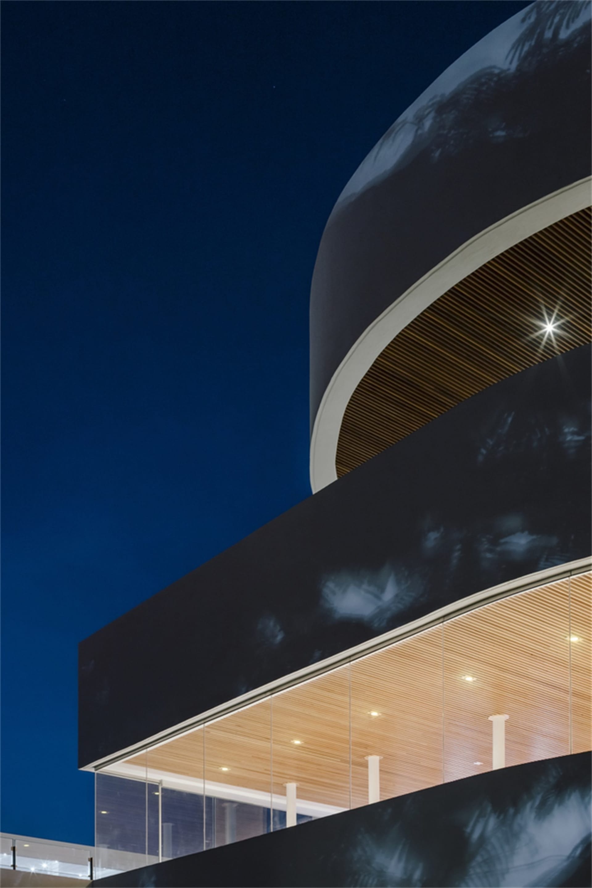現代玻璃建築外觀夜景,搭配藍色天空