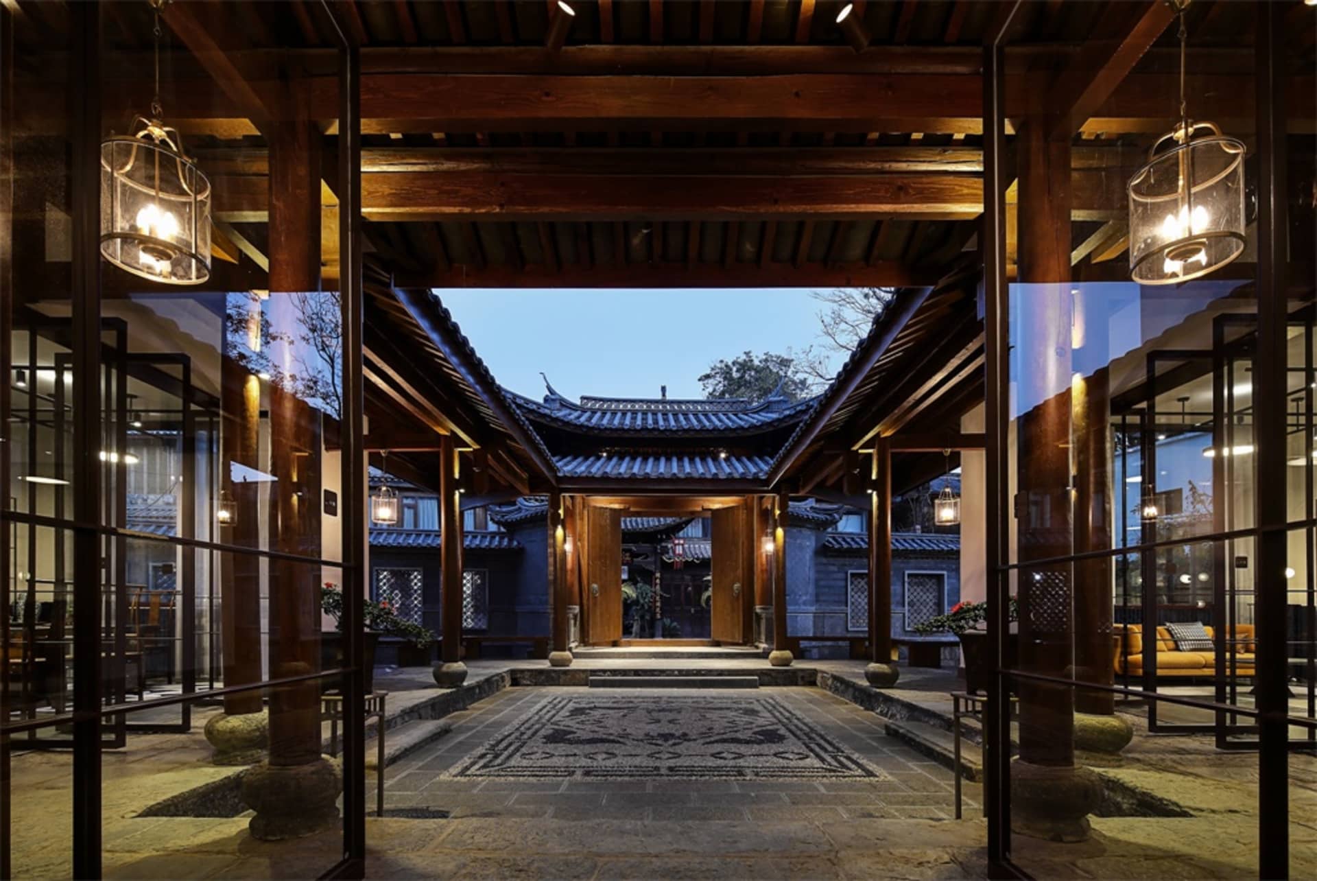 美麗設計的大廳,搭配木樑、玻璃窗與石材地板,暖光照明營造氛圍。