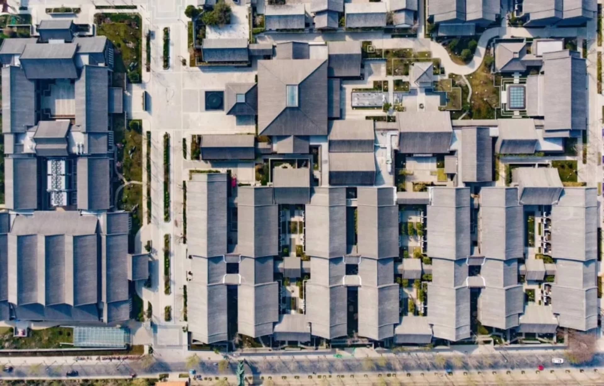 傳統都市建築採用傳統建材,並以現代都市規劃配置