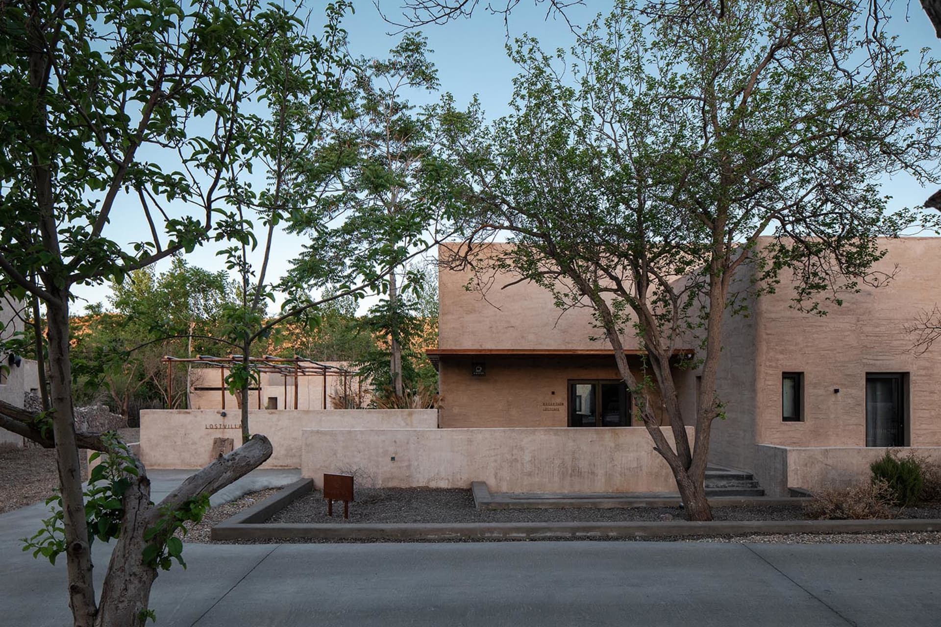 以泥土材料建造的現代住宅建築