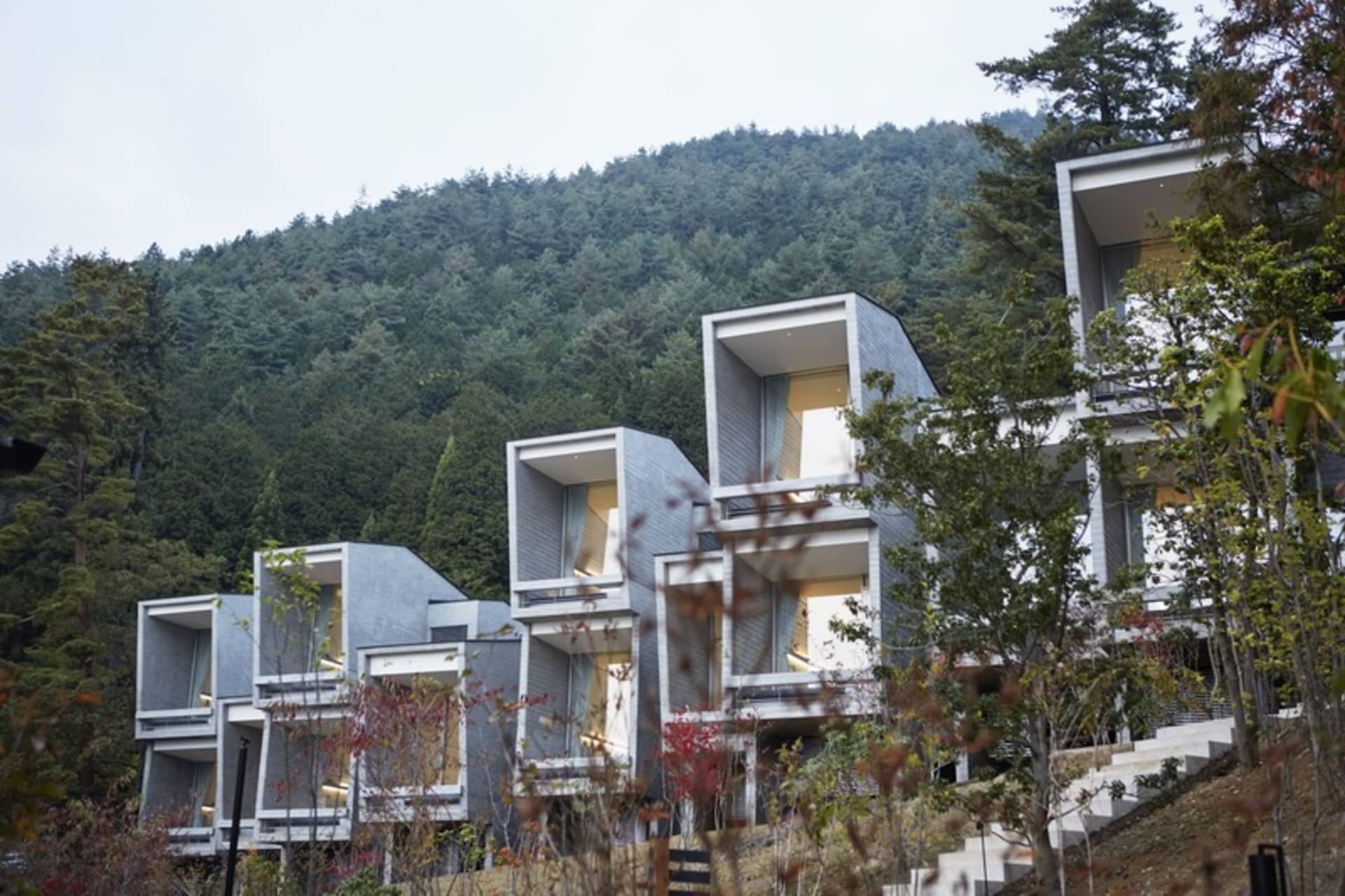 以金屬材料建造的現代住宅建築。