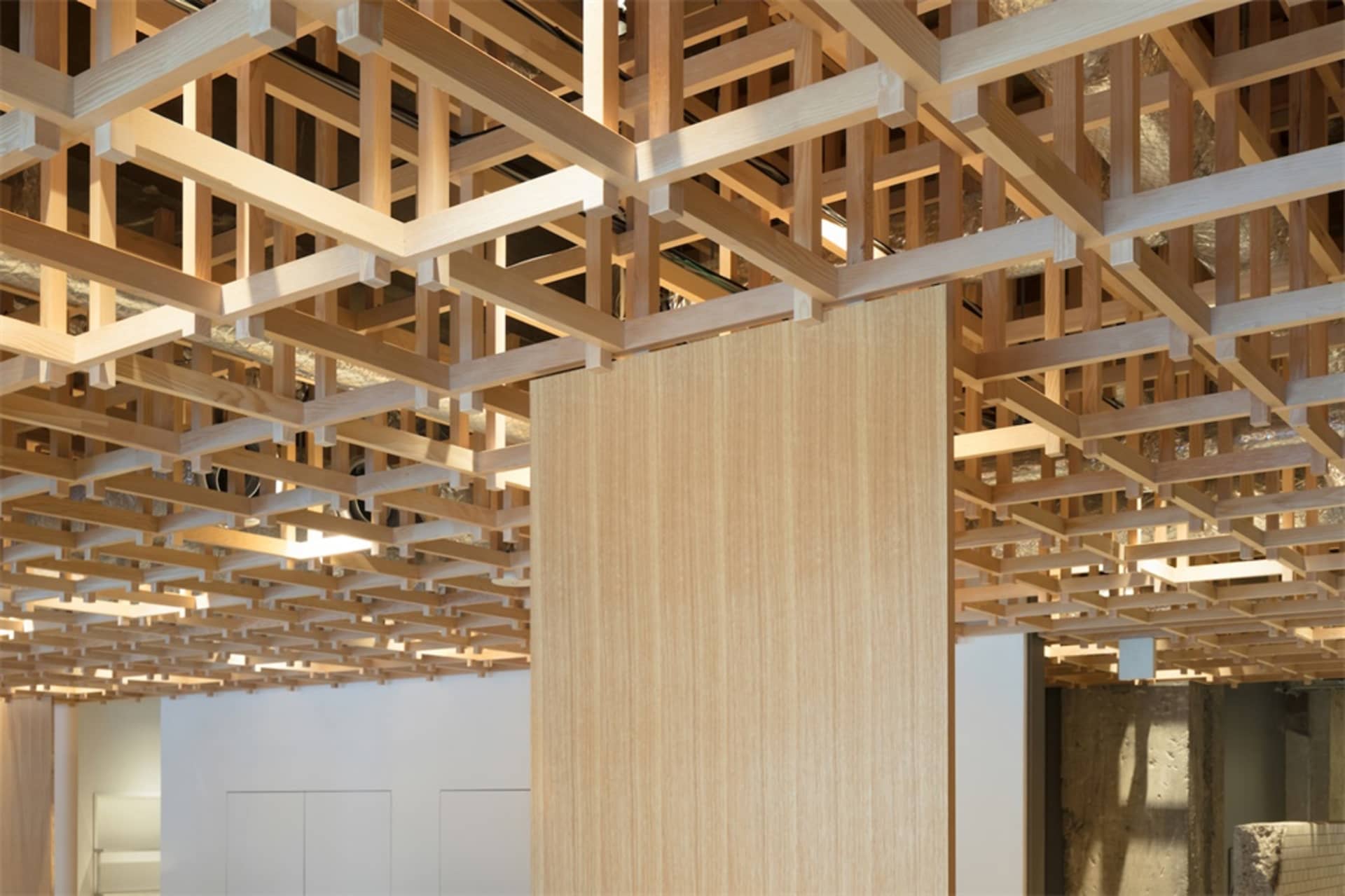 現代室內空間,展示木質格柵天花板與立柱。