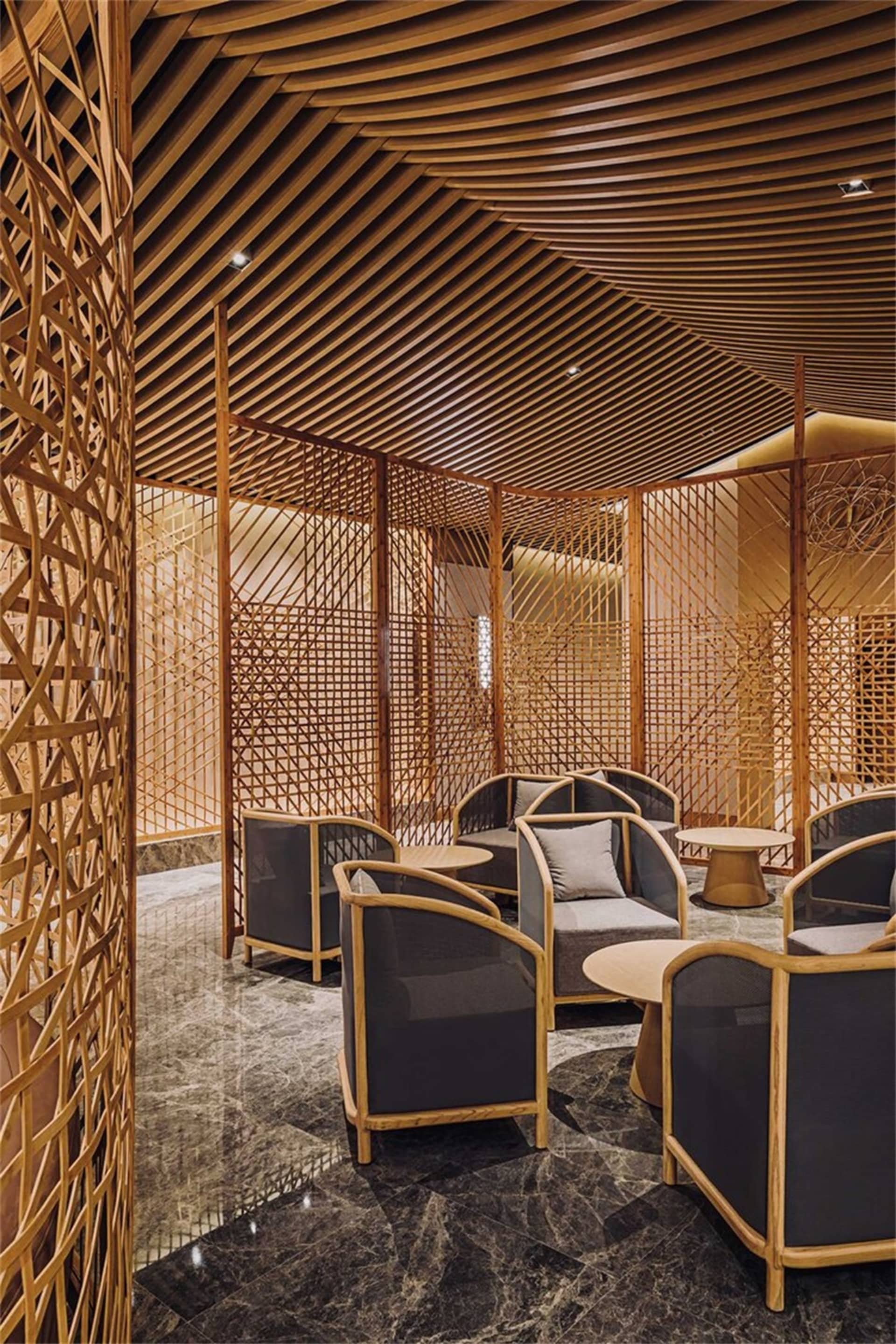 極簡餐廳室內空間，搭配木質建築與家具。