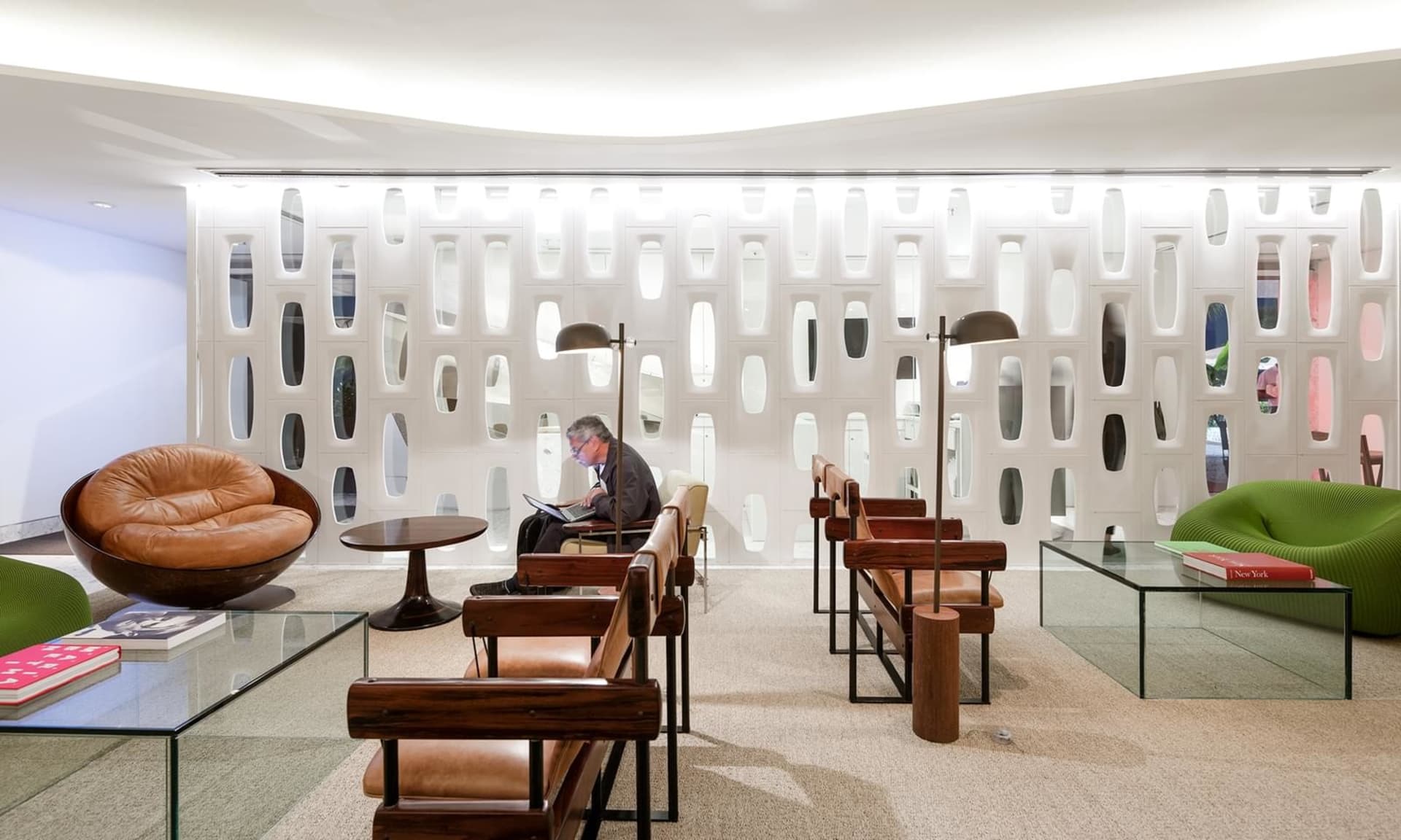 現代大廳室內空間,採用混凝土、玻璃與木質家具及座位安排。