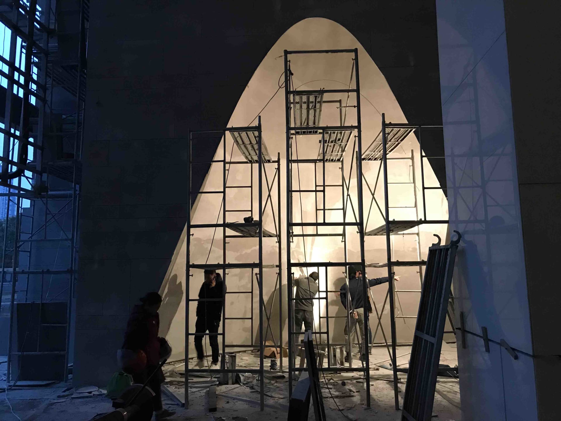 建築工人正在工地搭建鷹架。