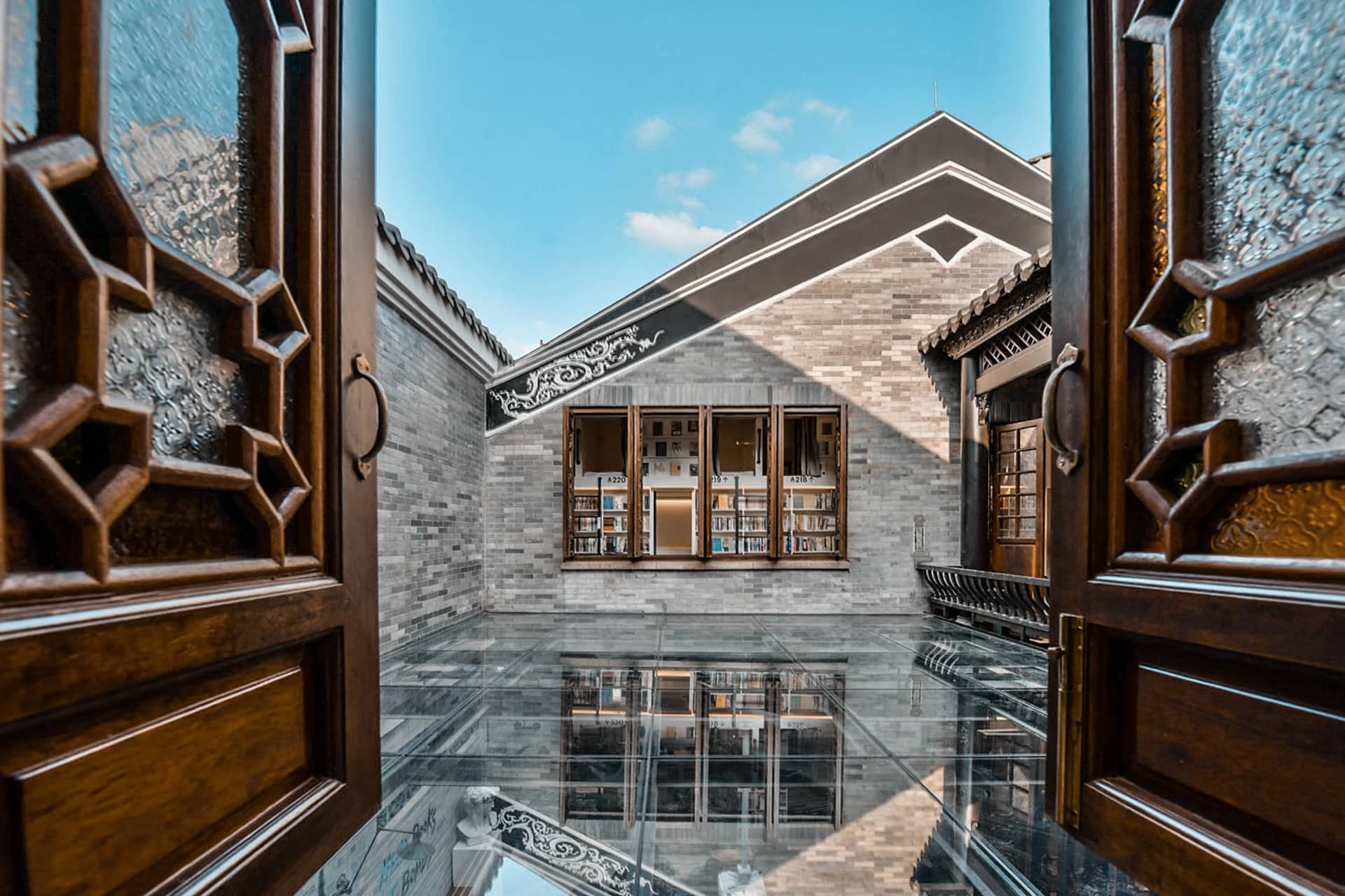 傳統圖書館，融合玻璃與木質元素。
