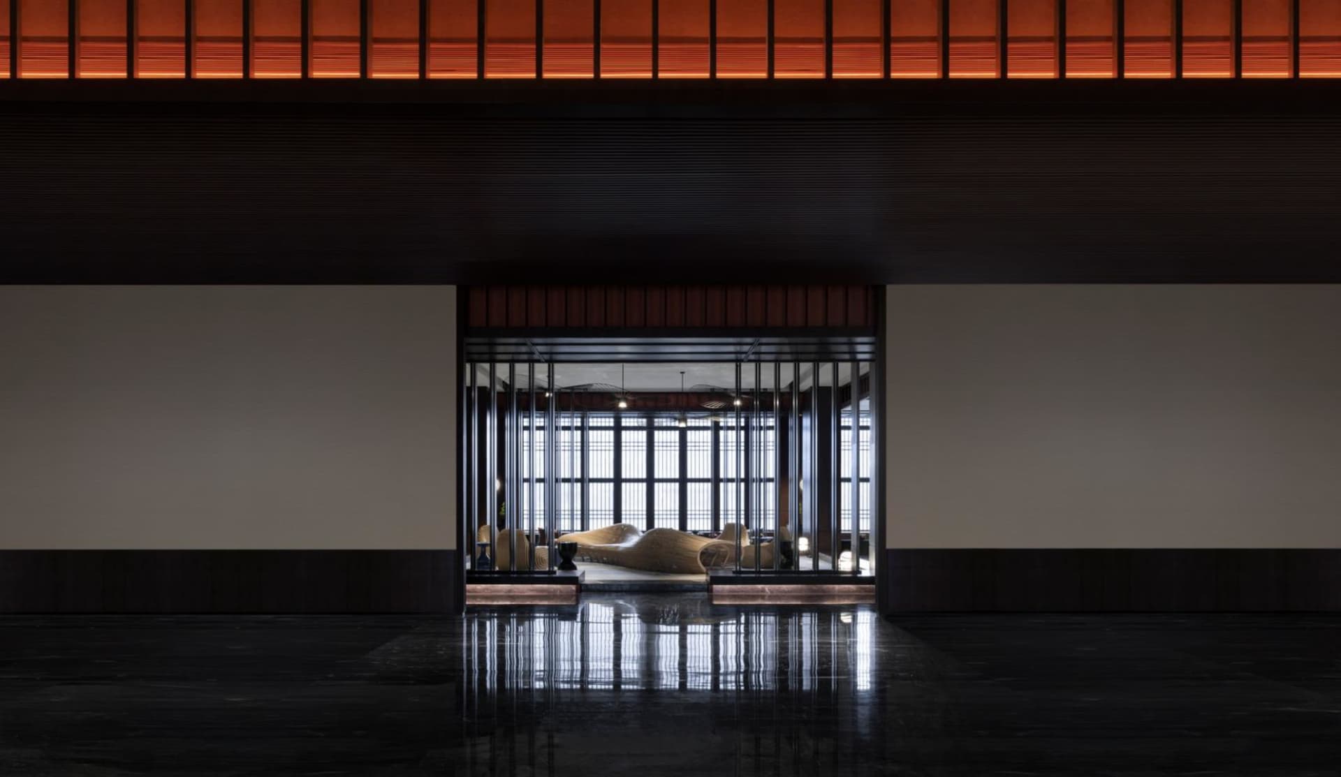 現代酒店大廳內景,展示木質長椅、玻璃牆面與金屬點綴。