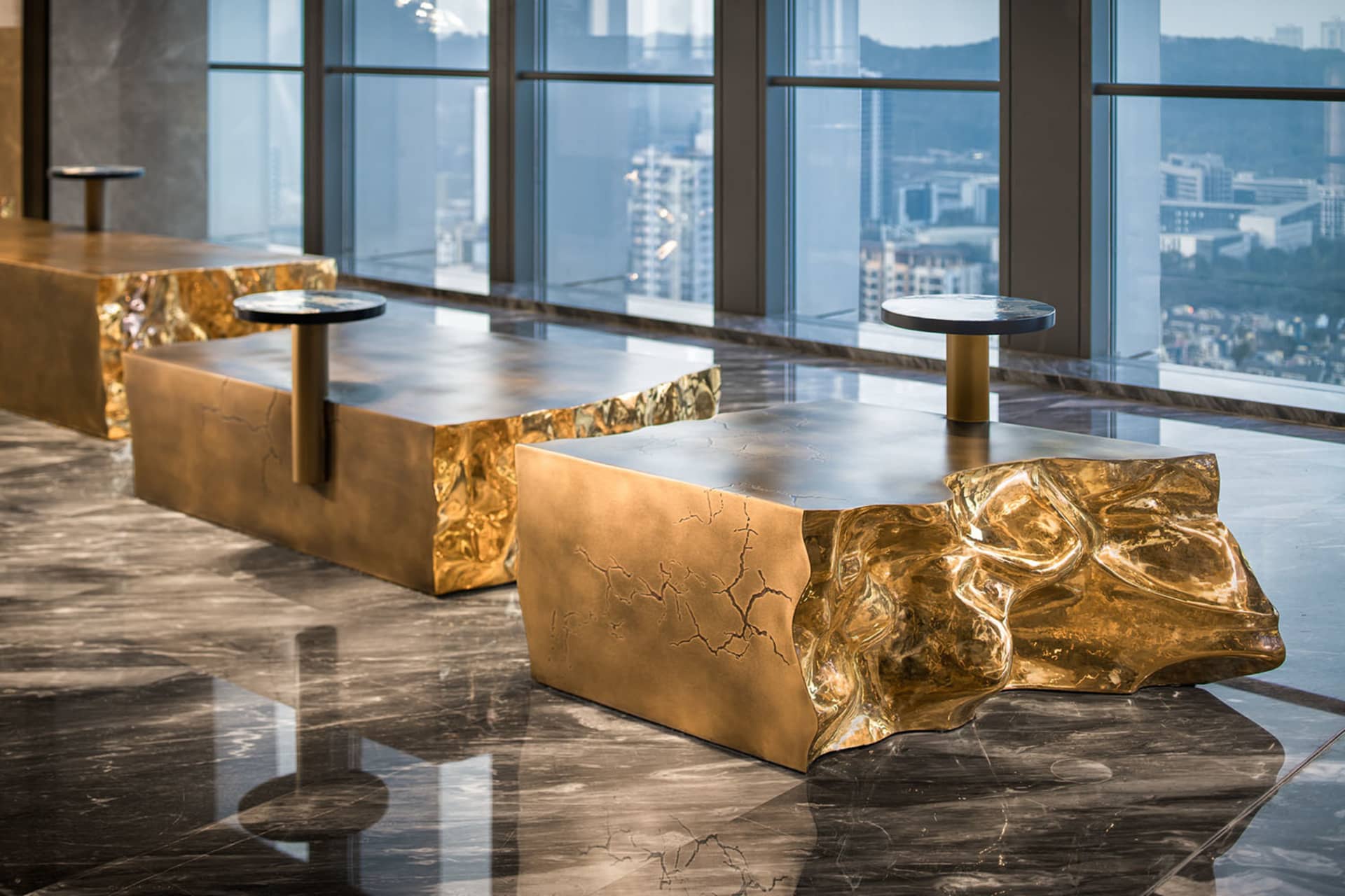 現代咖啡桌採用金屬黃銅打造,具獨特雕塑式設計。