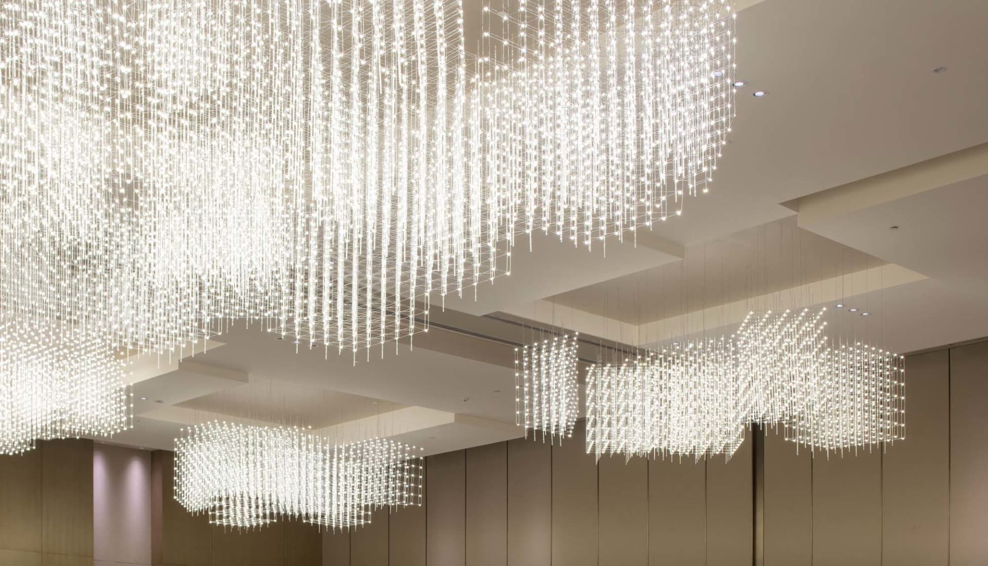 一系列現代室內 LED 燈具從天花板懸掛下來。