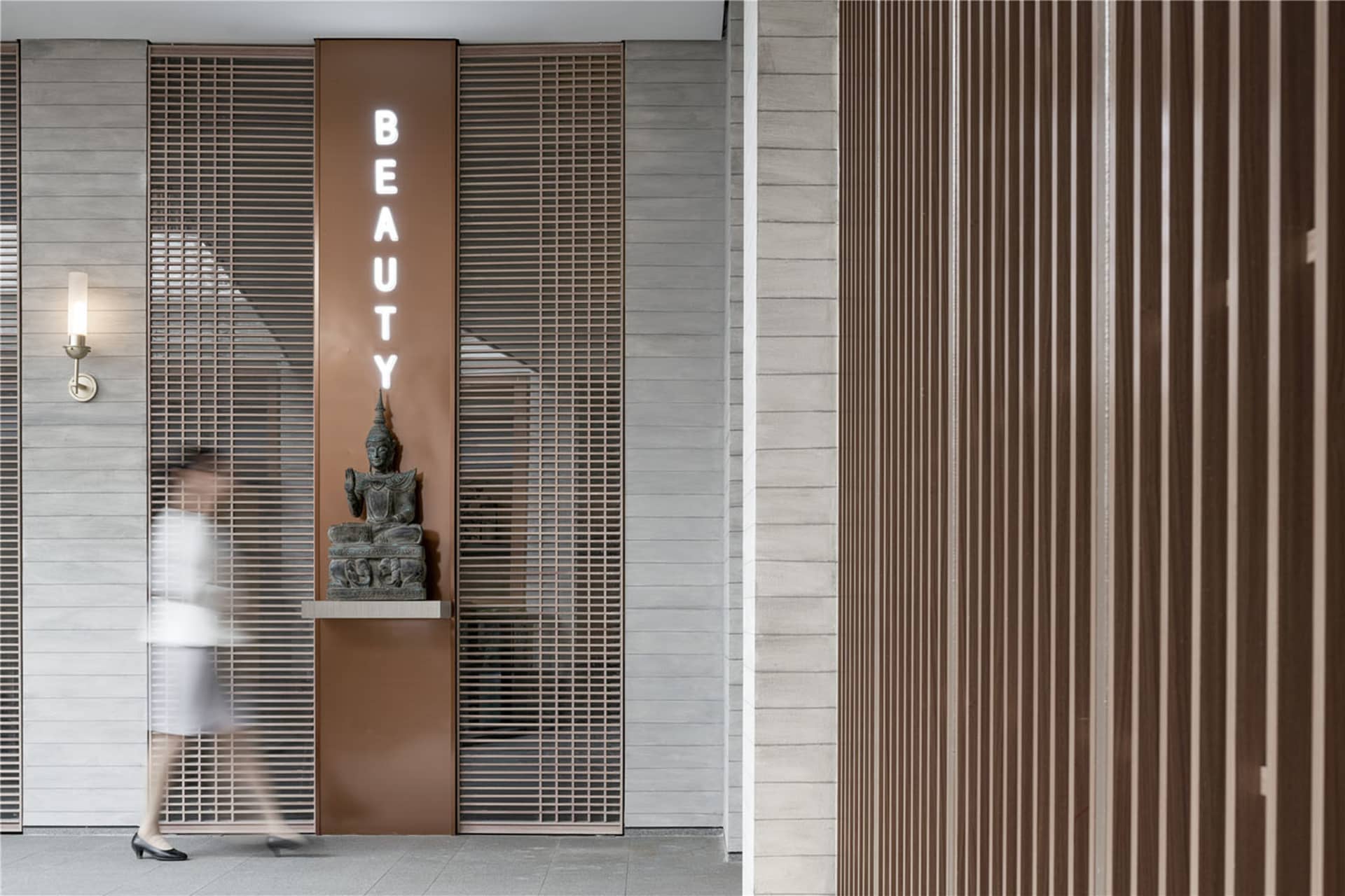 水療中心室內,木質牆面搭配金屬點綴,並有「Beauty」標誌。