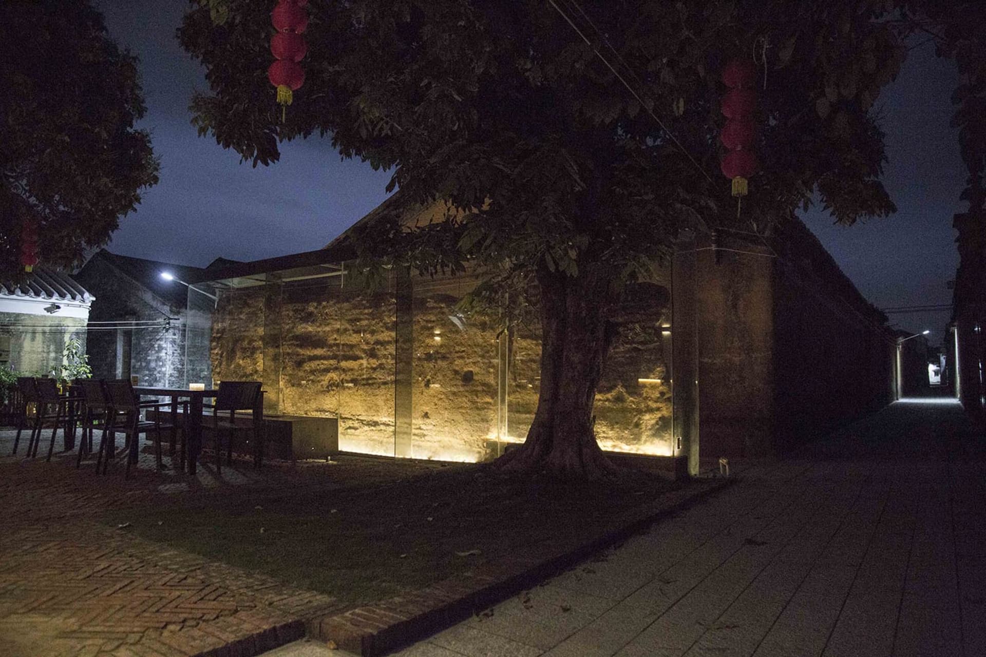 古村落夜晚的混凝土建築