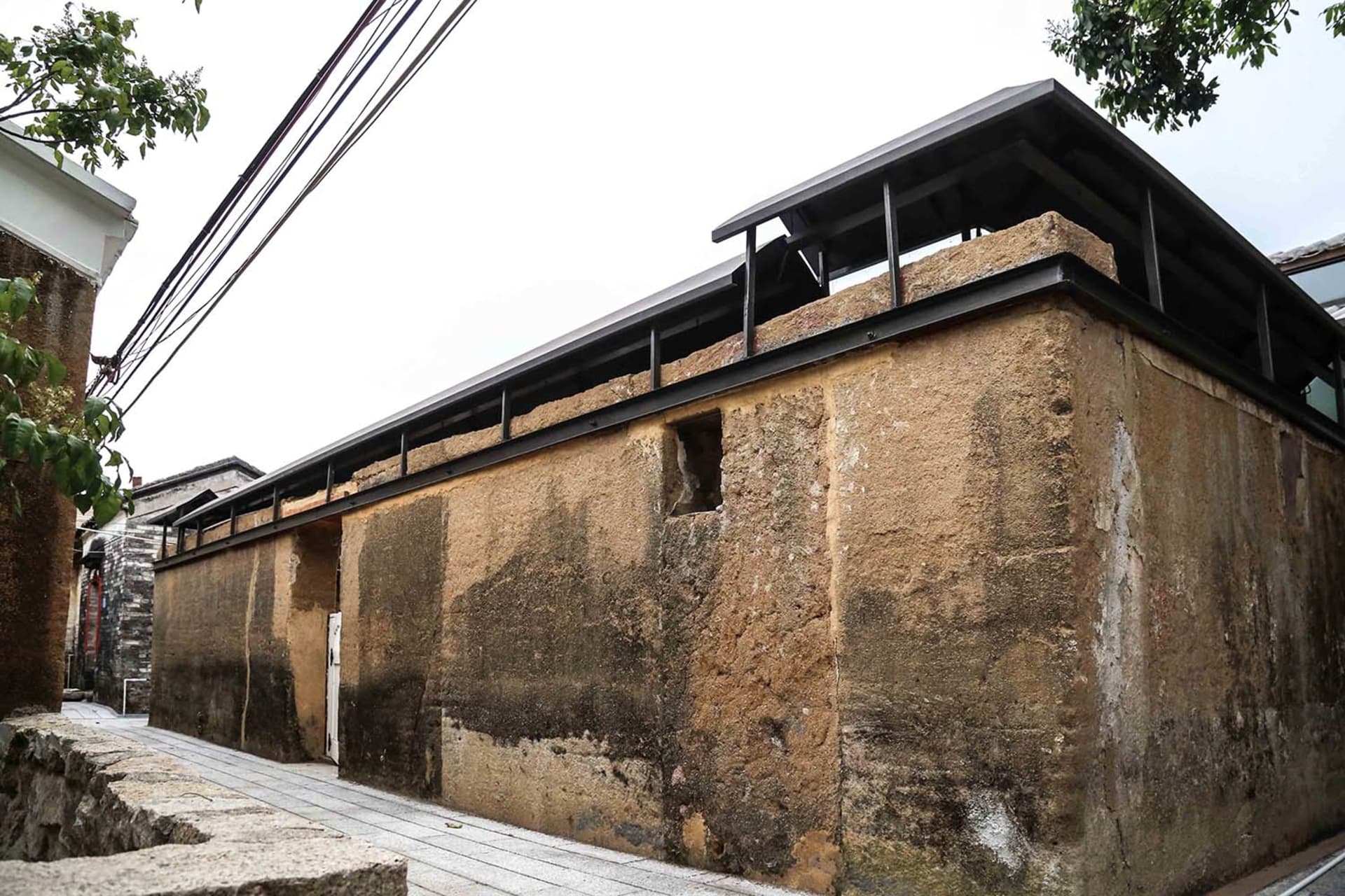 現代建築外觀，灰泥立面搭配黑色屋頂結構