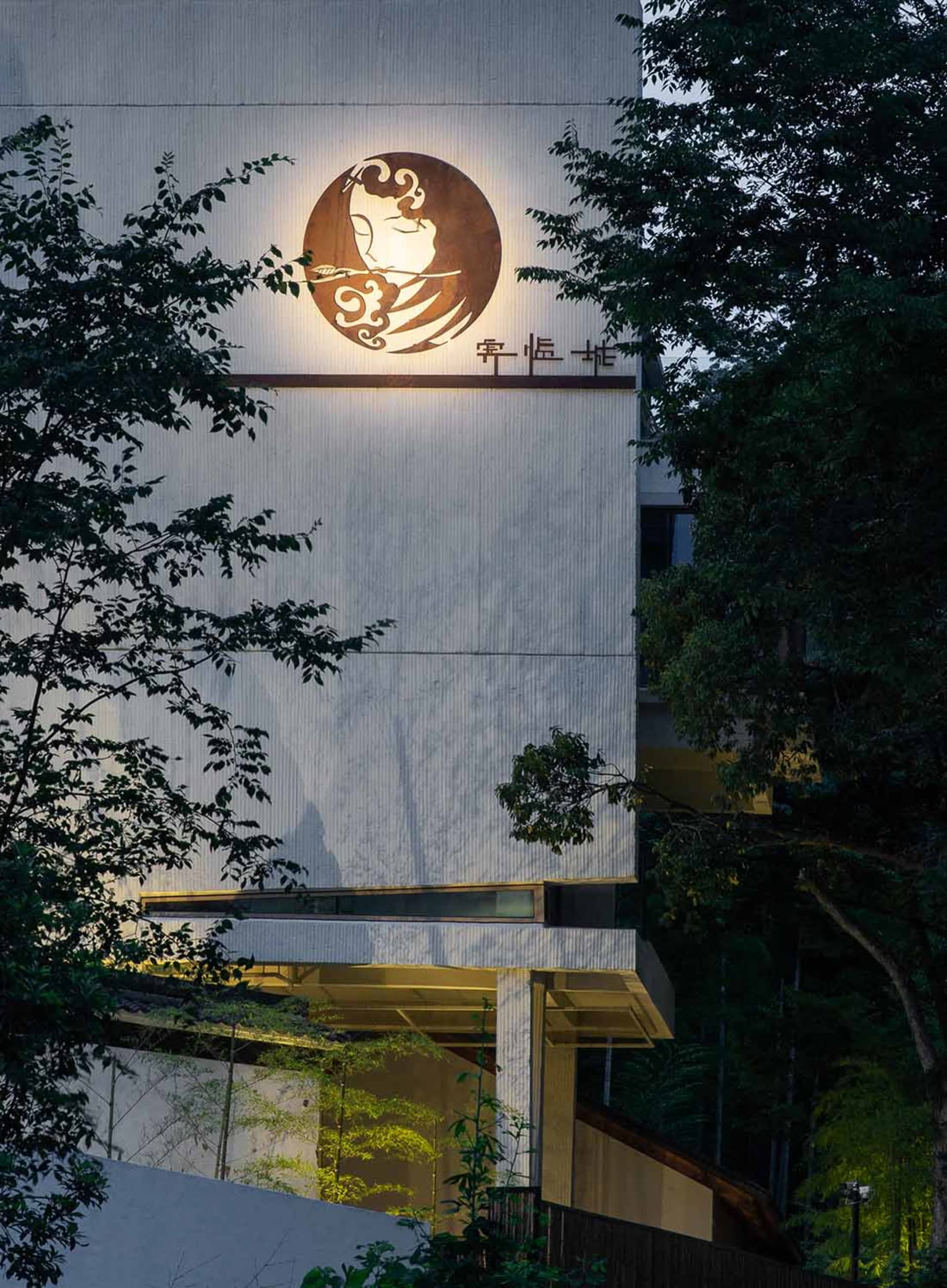 現代建築外牆覆以白色材質,並以環境照明照亮。