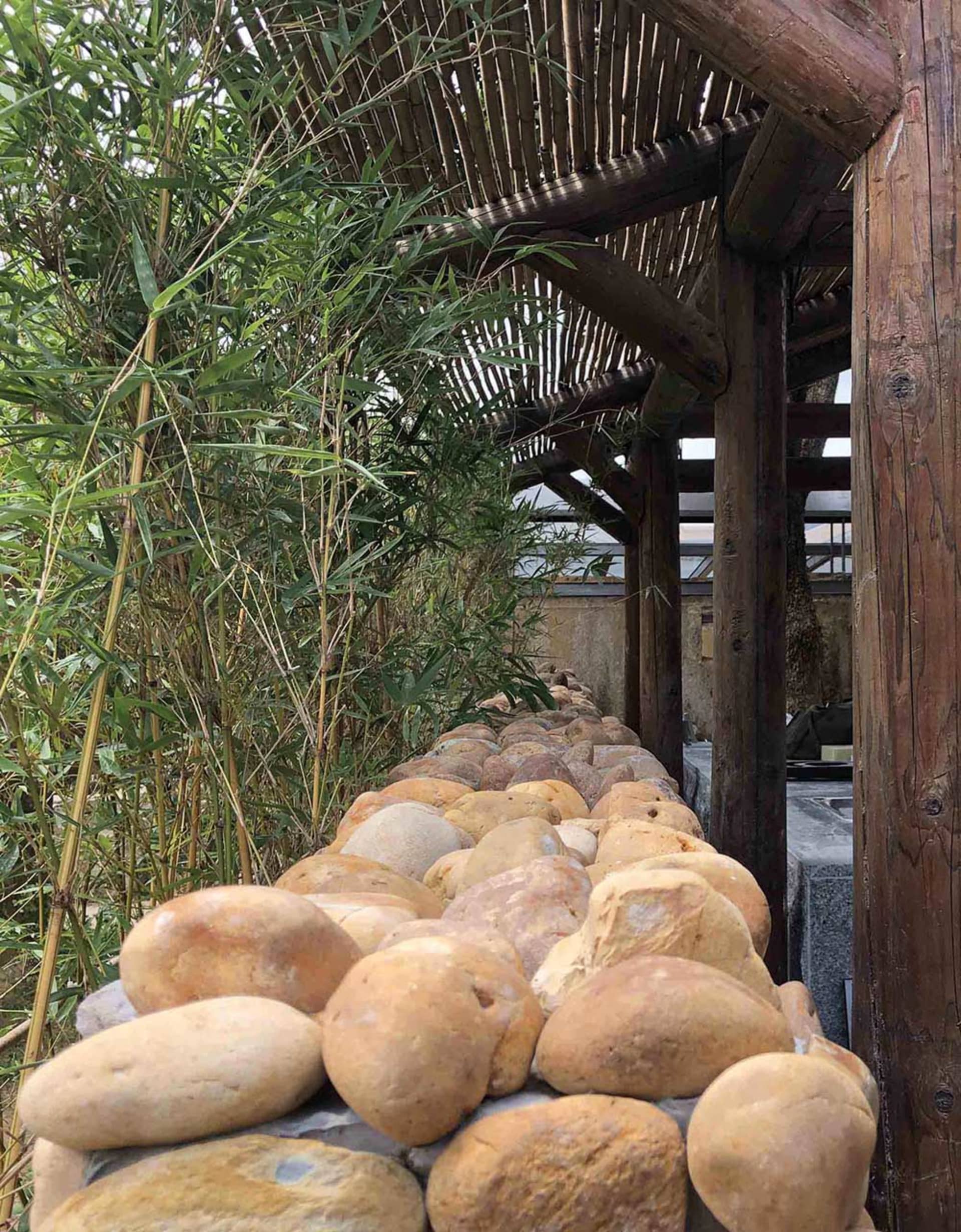 以自然石材與竹子打造的藝術搖滾花園。