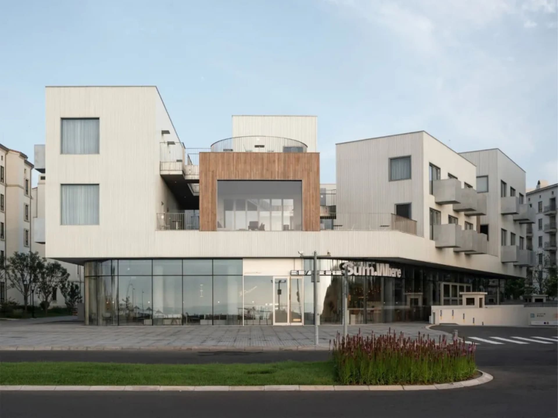 以混凝土建造的現代建築，具備簡約設計元素。