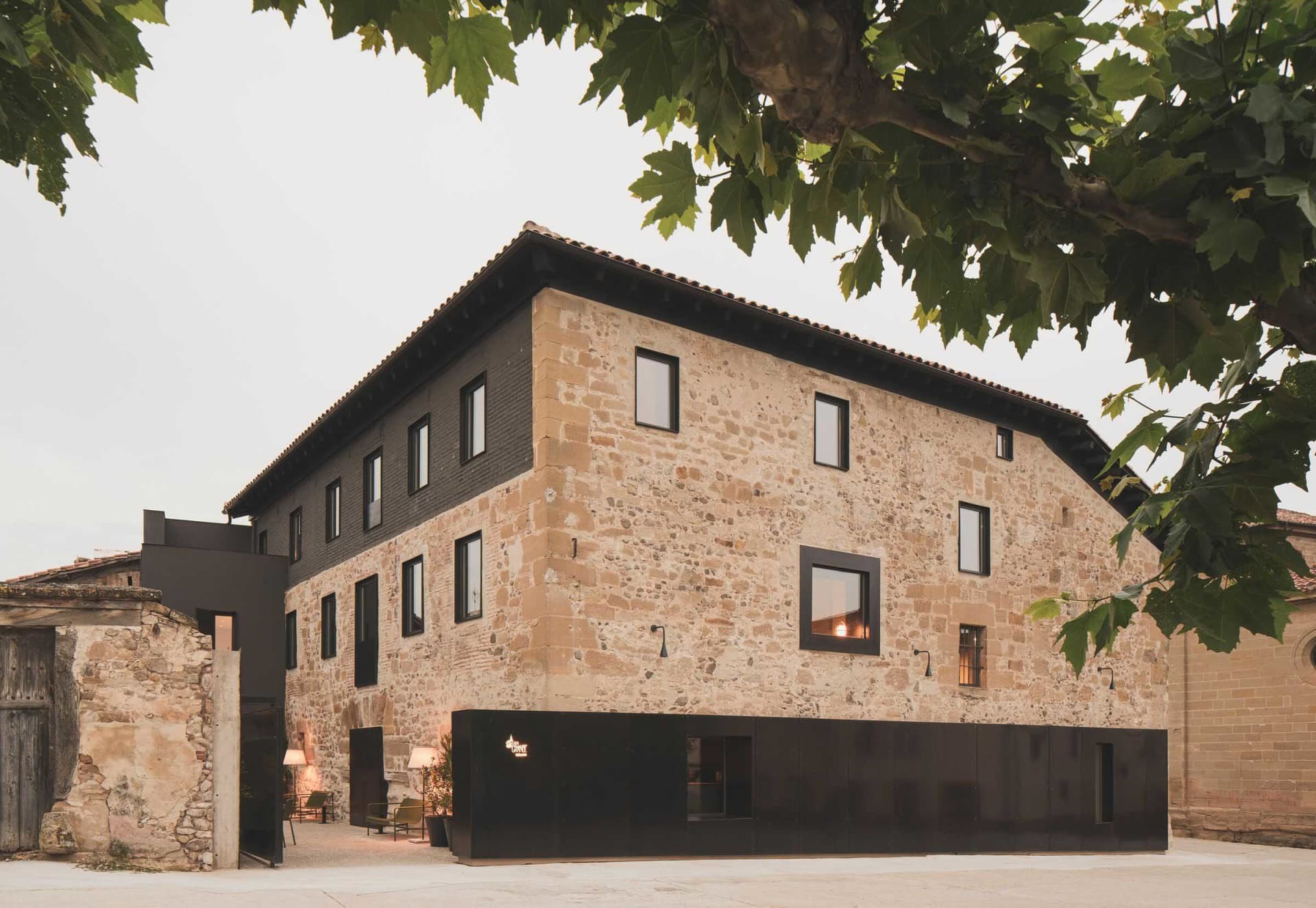 歷史石造建築正面，搭配現代增建部分。