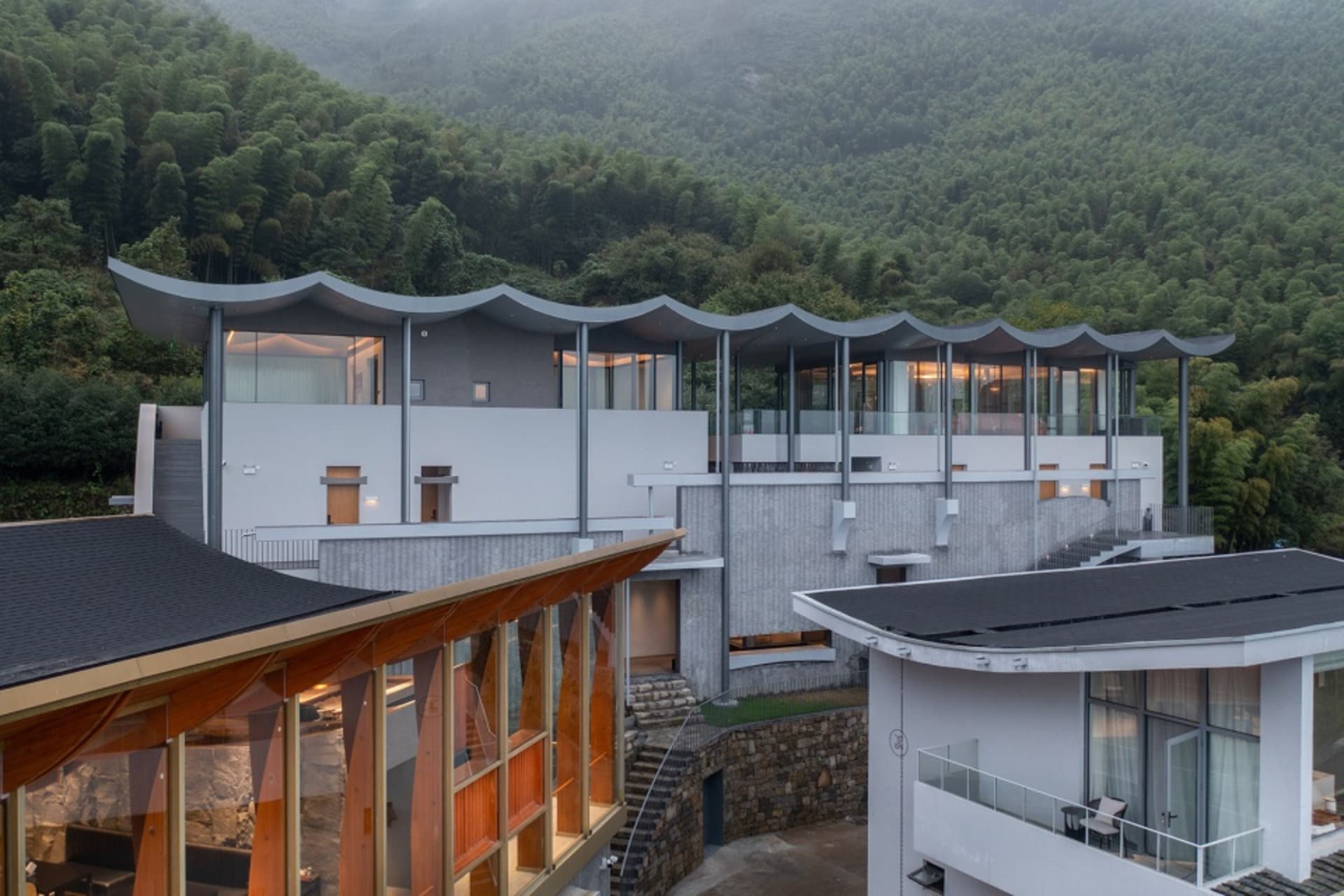 現代住宅建築,採用波浪狀屋頂並大量使用玻璃。